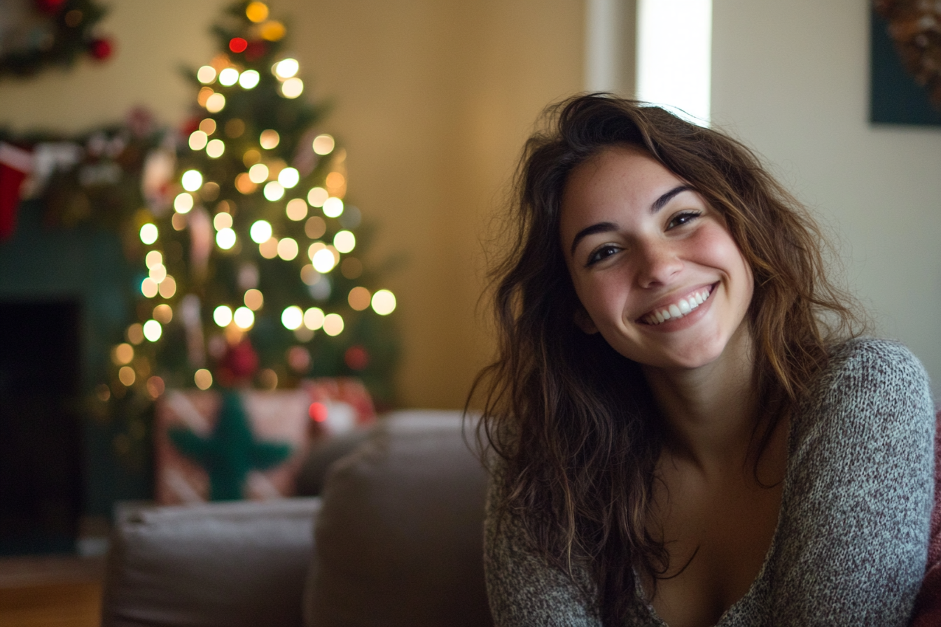 Uma mulher sentada em uma sala de estar no Natal | Fonte: Midjourney