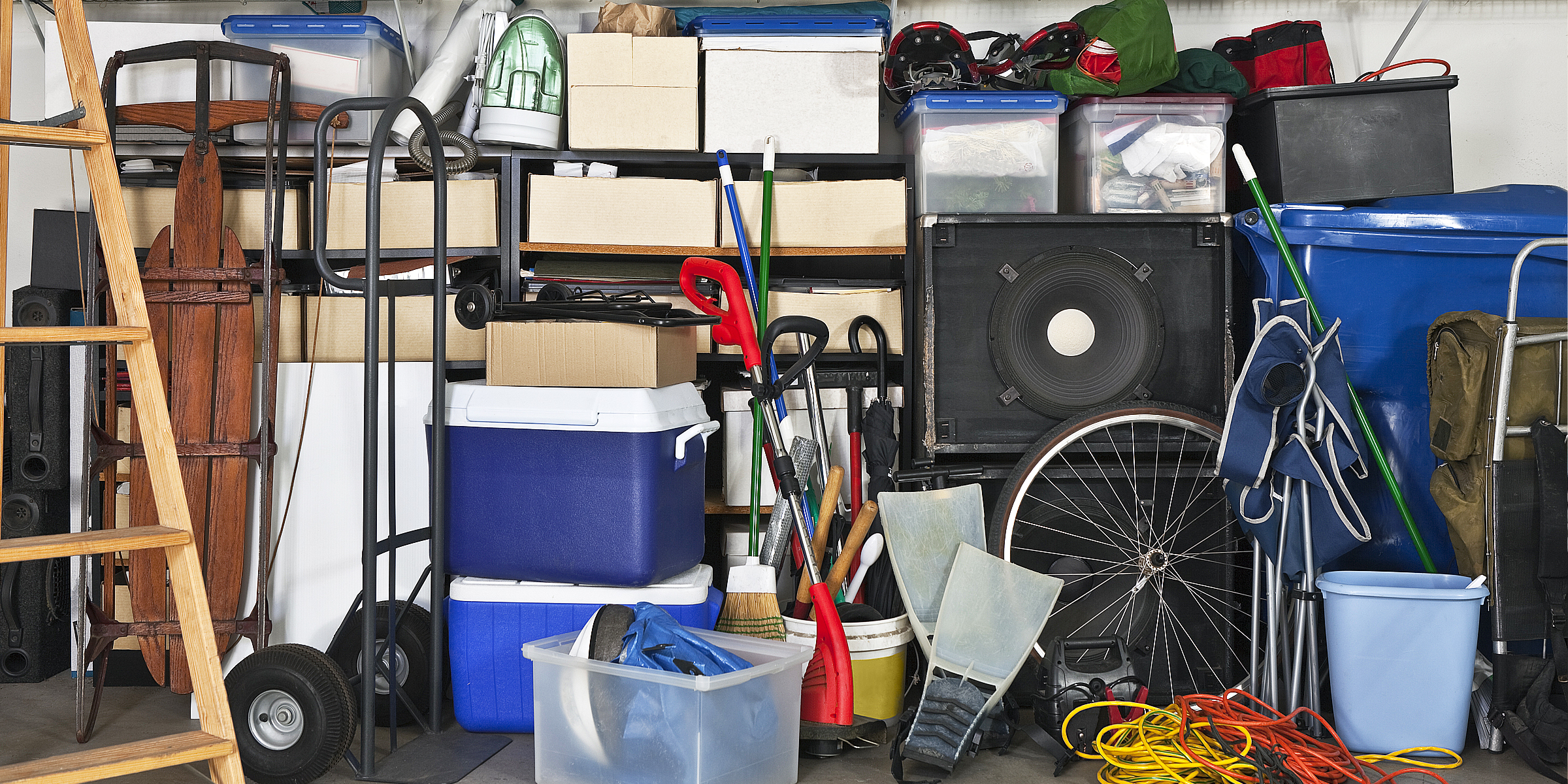 Garage gefüllt mit Kisten | Quelle: Shutterstock