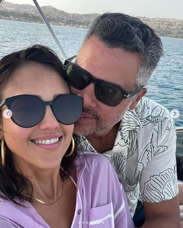 Jessica Alba und Cash Warren fahren auf einem Boot, gepostet am 19. Mai 2024 | Quelle: Instagram.com/jessicaalba