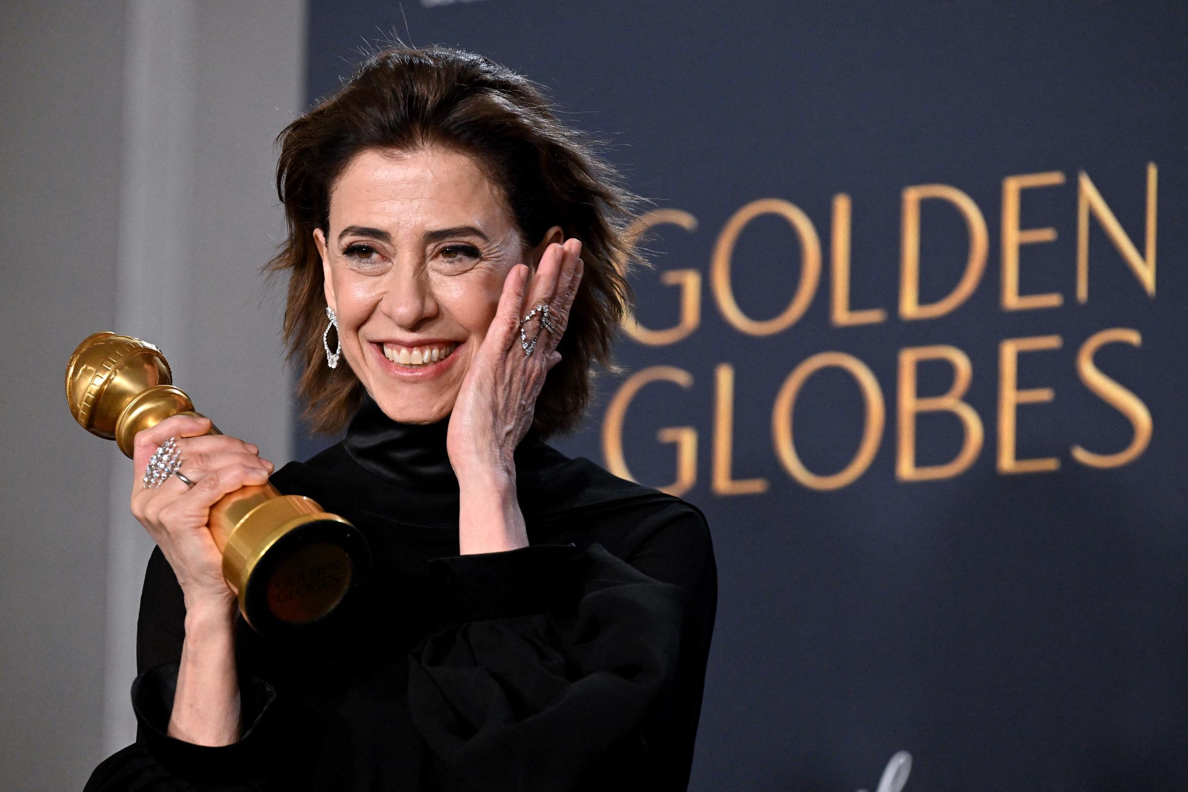 Fernanda Torres mit ihrer Trophäe bei den 82. Golden Globes am 5. Januar 2025 | Quelle: Getty Imafes