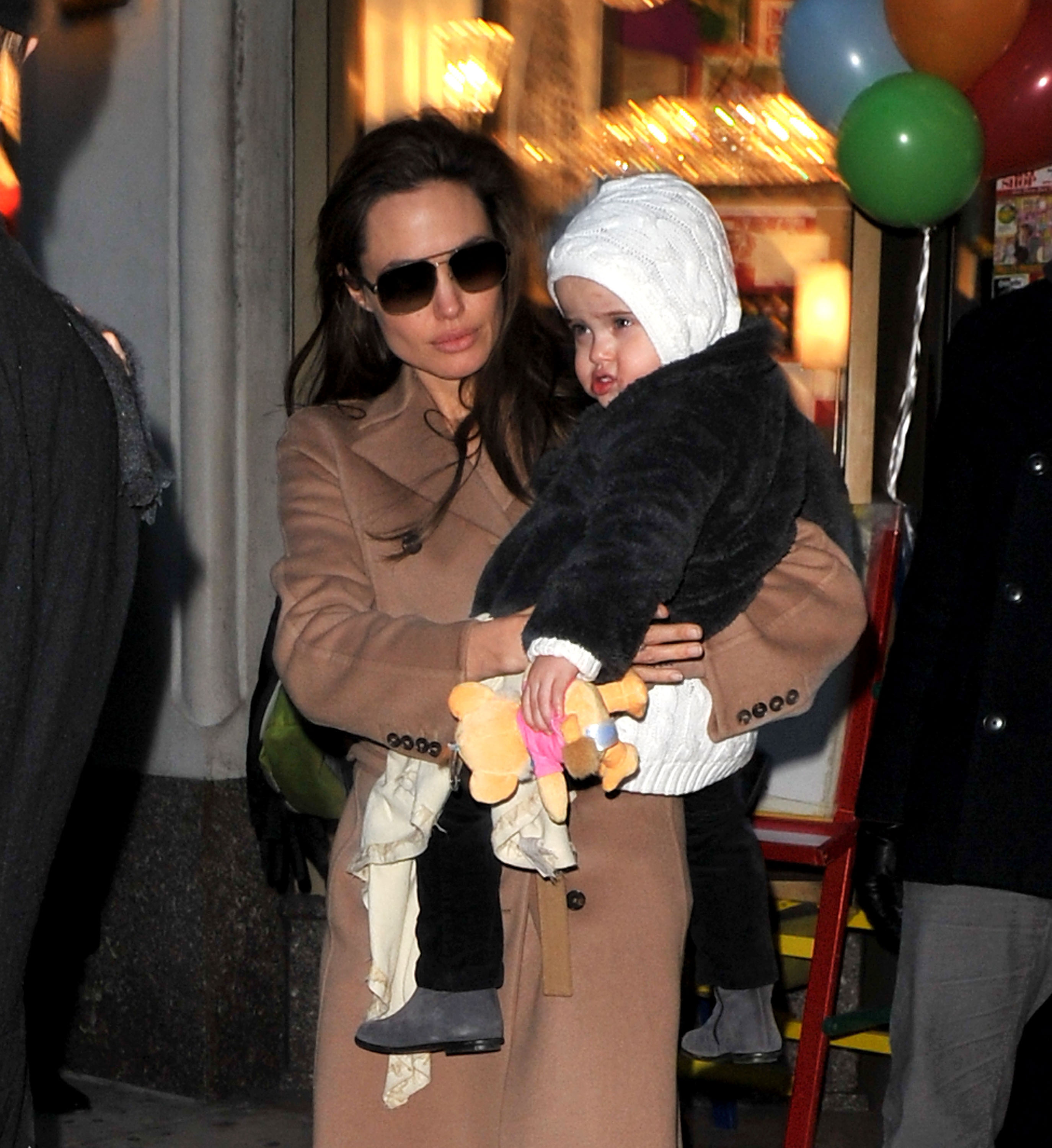 Angelina Jolie besucht am 4. Dezember 2010 mit Vivienne Jolie-Pitt den „Lee’s Art Shop“ in New York City | Quelle: Getty Images