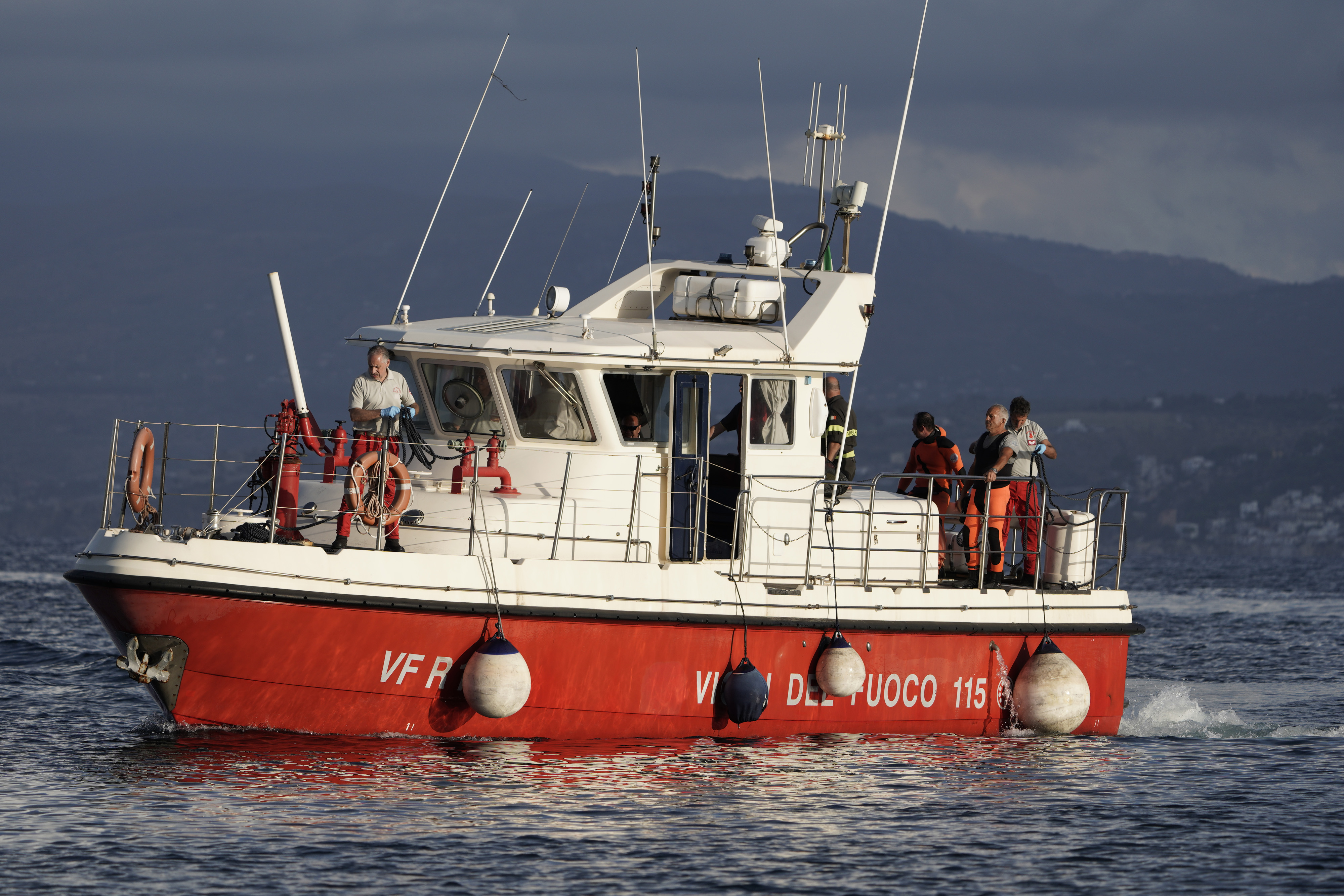 Ein Schiff der italienischen Feuerwehr und des Rettungsdienstes bei der Suche nach der Luxusyacht Bayesian, die am 21. August 2024 vor der Küste von Porticello, Sizilien, gesunken ist. | Quelle: Getty Images