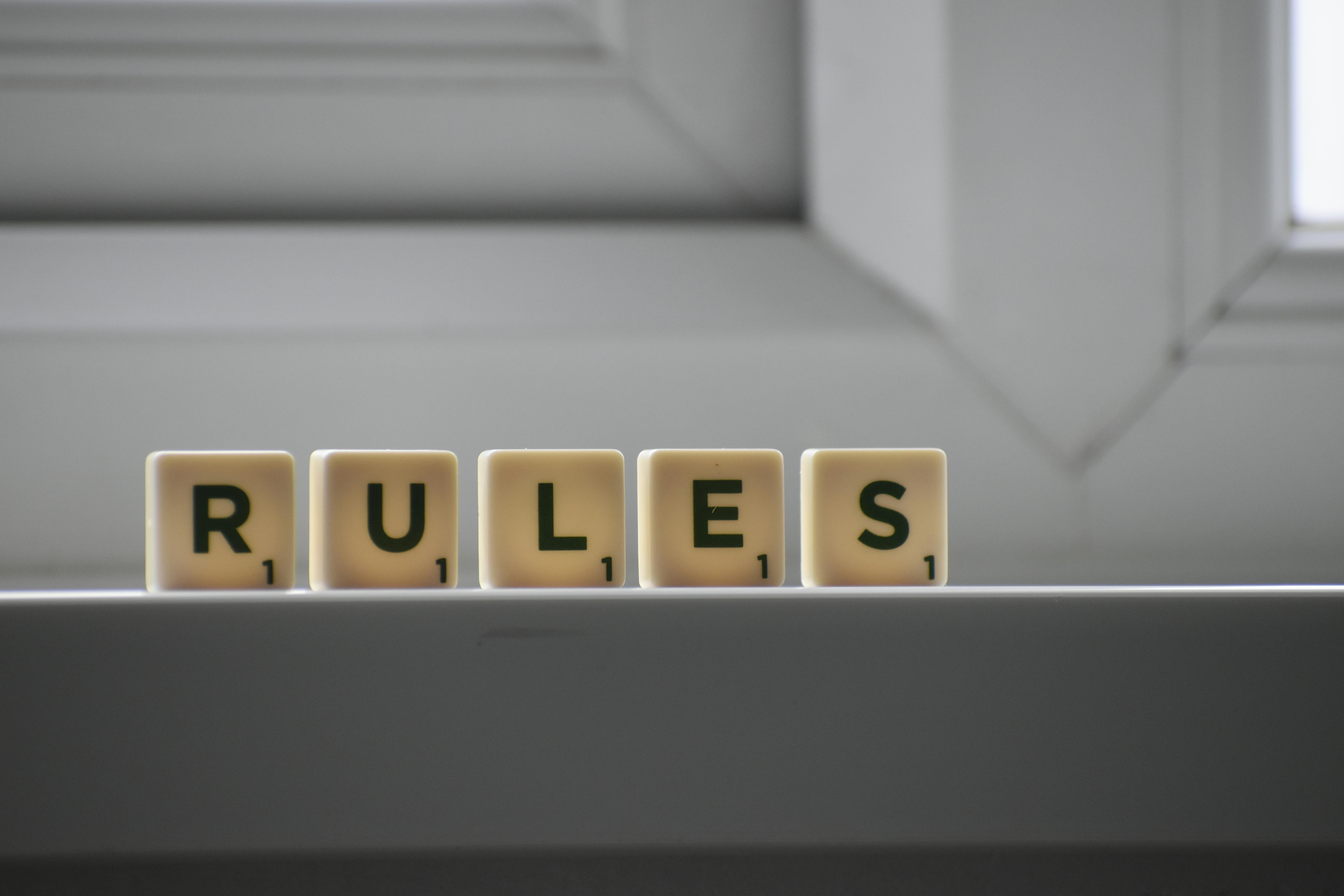 Gleiche Würfel mit der Aufschrift RULES (dt. Regeln) | Quelle: Pexels