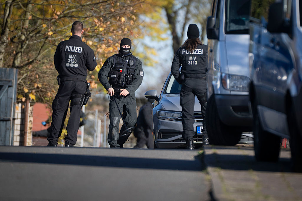 06. November 2025, Mecklenburg-Vorpommern, Güstrow: Ein Polizist hält eine Sonde in der Hand. Nach zahlreichen Hinweisen in „Aktenzeichen XY“ durchsucht die Polizei erneut mehrere Grundstücke in Reimershagen und der Umgebung. 06. November 2025, Mecklenburg-Vorpommern | Quelle: Getty Images
