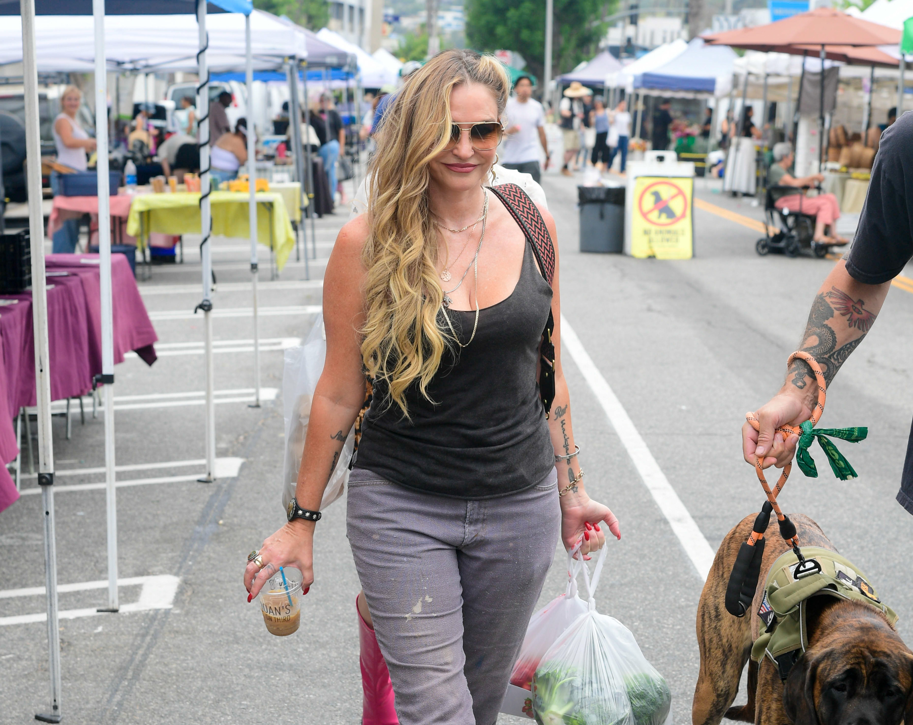 Drea de Matteo hat sich unermüdlich für das Wohl ihrer Kinder eingesetzt. Bei diesem Ausflug wurde sie am 26. Juli 2026 auf einem Bauernmarkt in Los Angeles, Kalifornien, gesehen. | Quelle: Getty Images