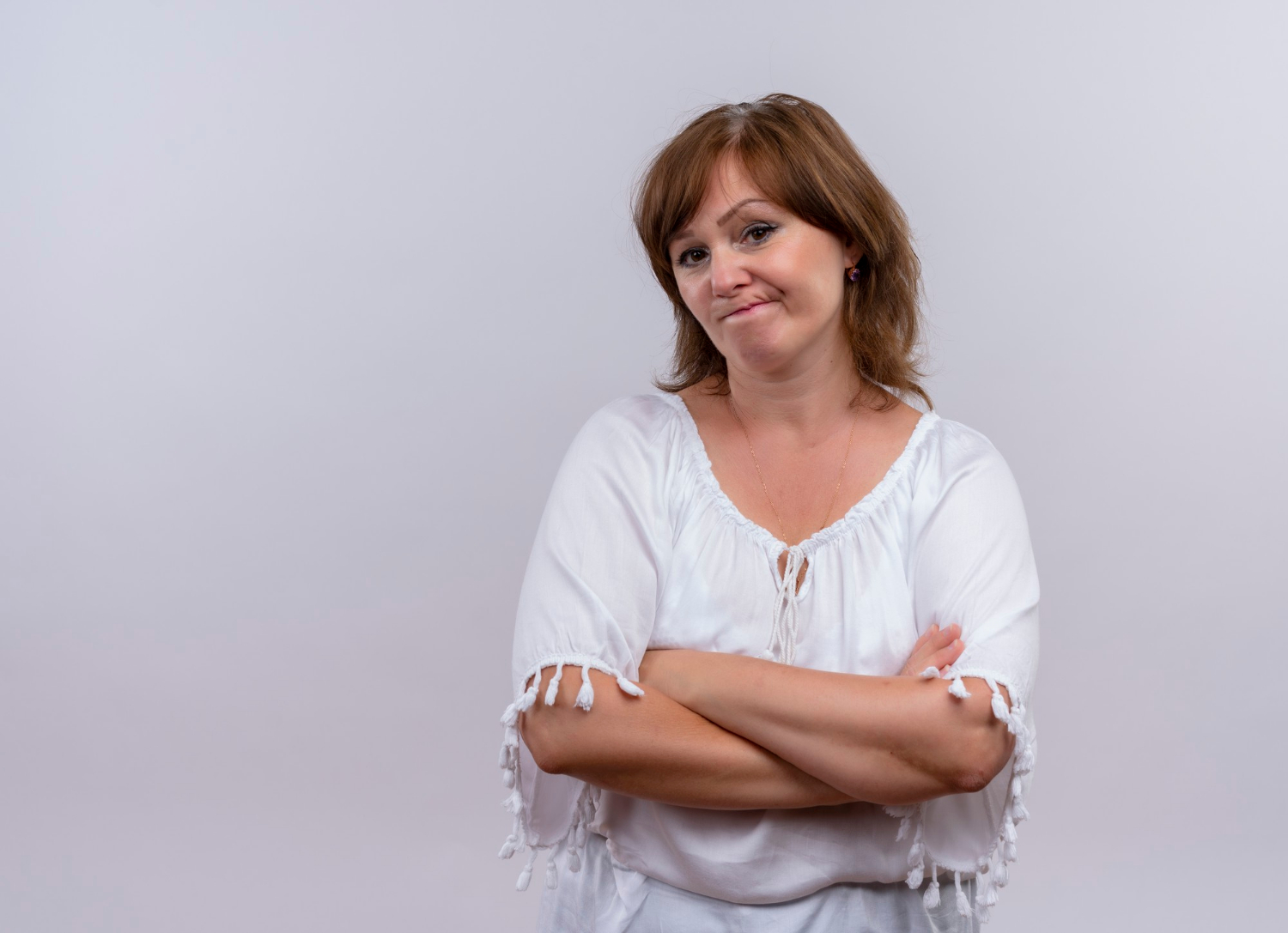 Eine nachdenkliche Frau mit verschränkten Armen | Quelle: Freepik