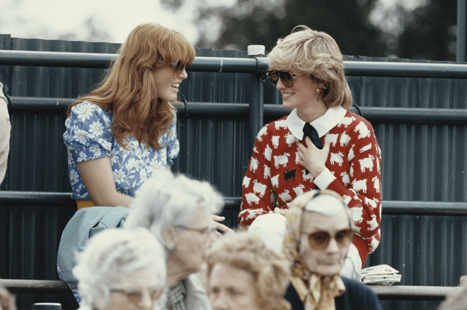 Diana, Prinzessin von Wales (1961 - 1997) mit Sarah Ferguson beim Guard's Polo Club, Windsor, Juni 1983. | Quelle: Getty Images