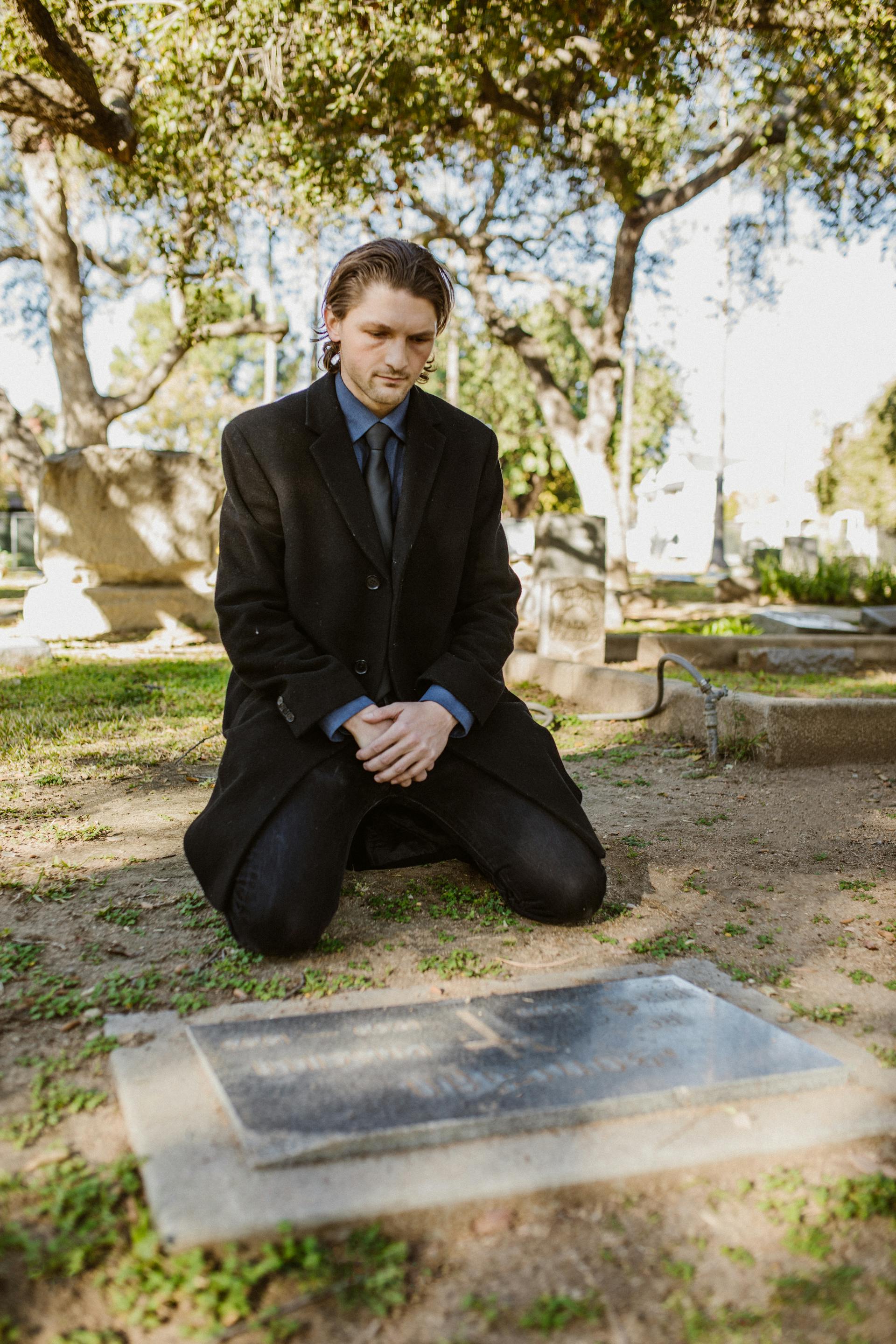 Ein junger Mann an einem Grab | Quelle: Pexels