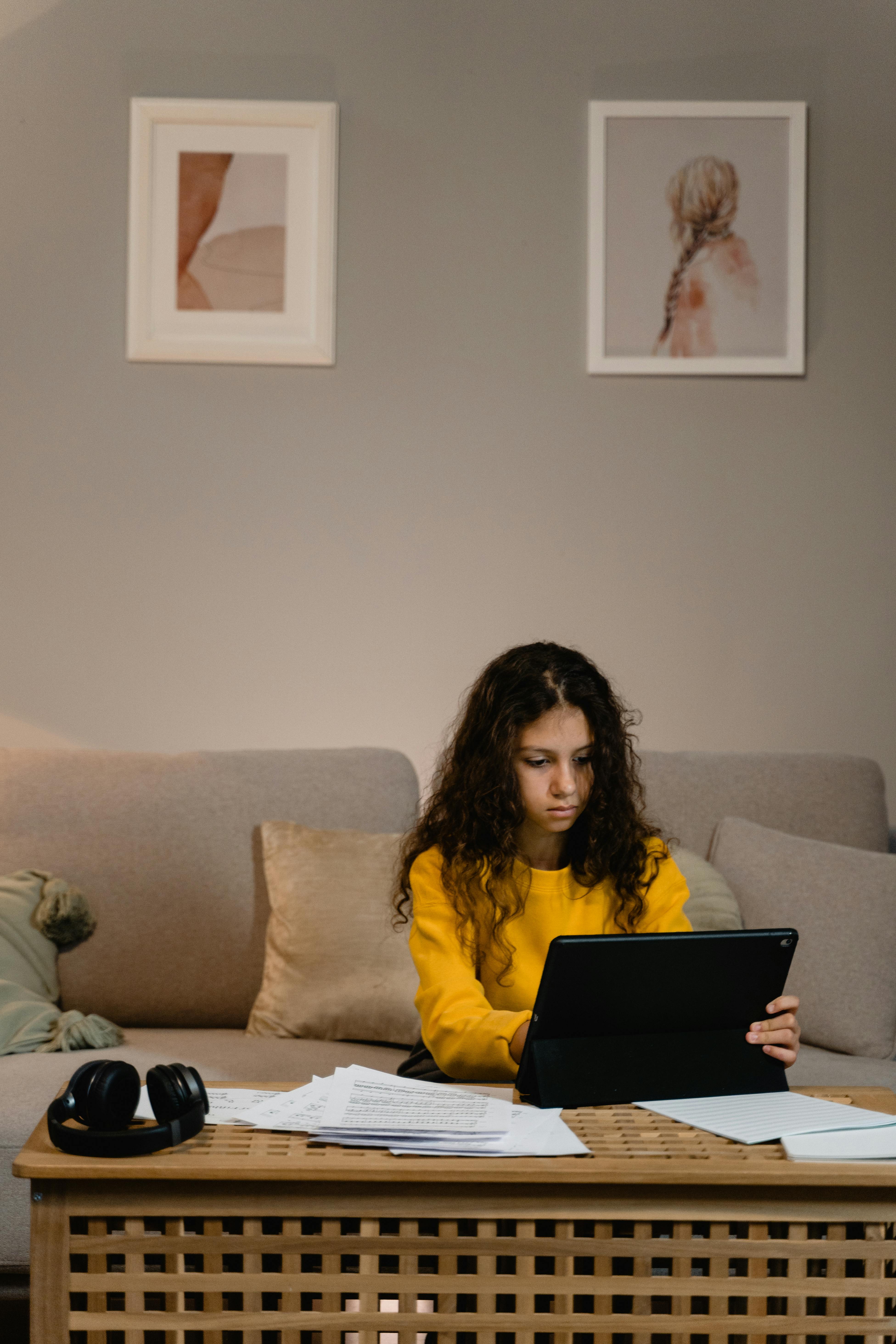 Eine Frau, die auf ihrem Tablet schreibt | Quelle: Pexels