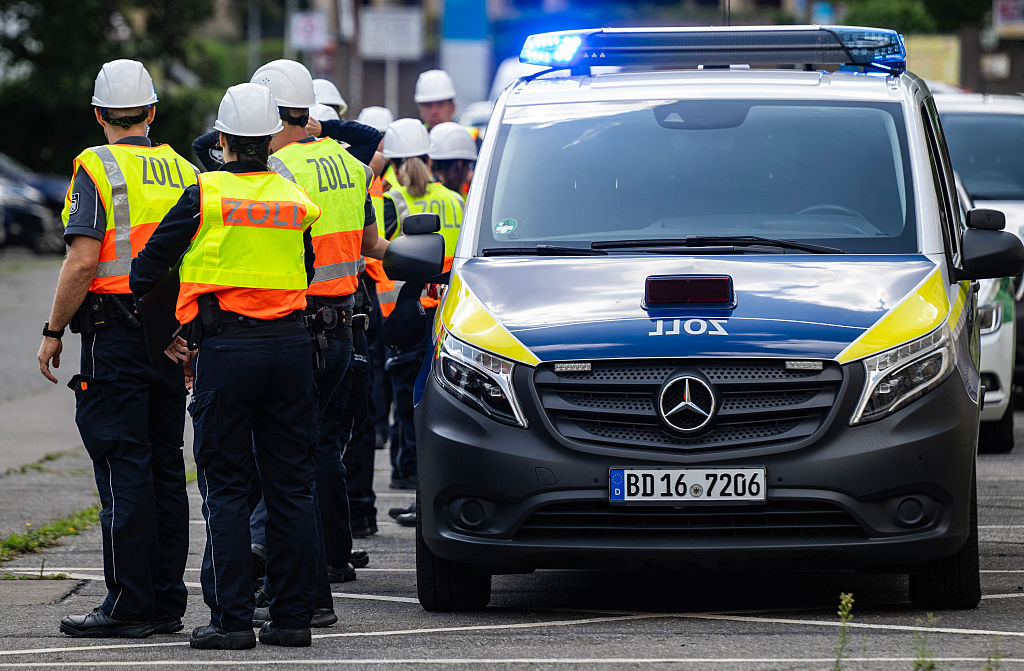 Beamte des deutschen Zolls versammeln sich am 6. August 2025 in Berlin vor einer Baustellenkontrolle, um nach illegalen Arbeitskräften zu suchen. | Quelle: Getty Images