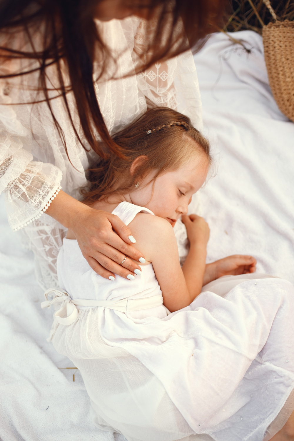 Eine Mutter wacht über ihre Tochter | Quelle: Freepik