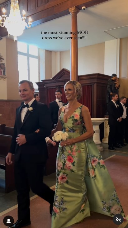 Amanda DeWitt und Robert Chance DeWitt bei der Hochzeit ihrer Tochter in einem Clip, der am 5. Juni 2024 hochgeladen wurde | Quelle: Instagram/capturedbychloe.co