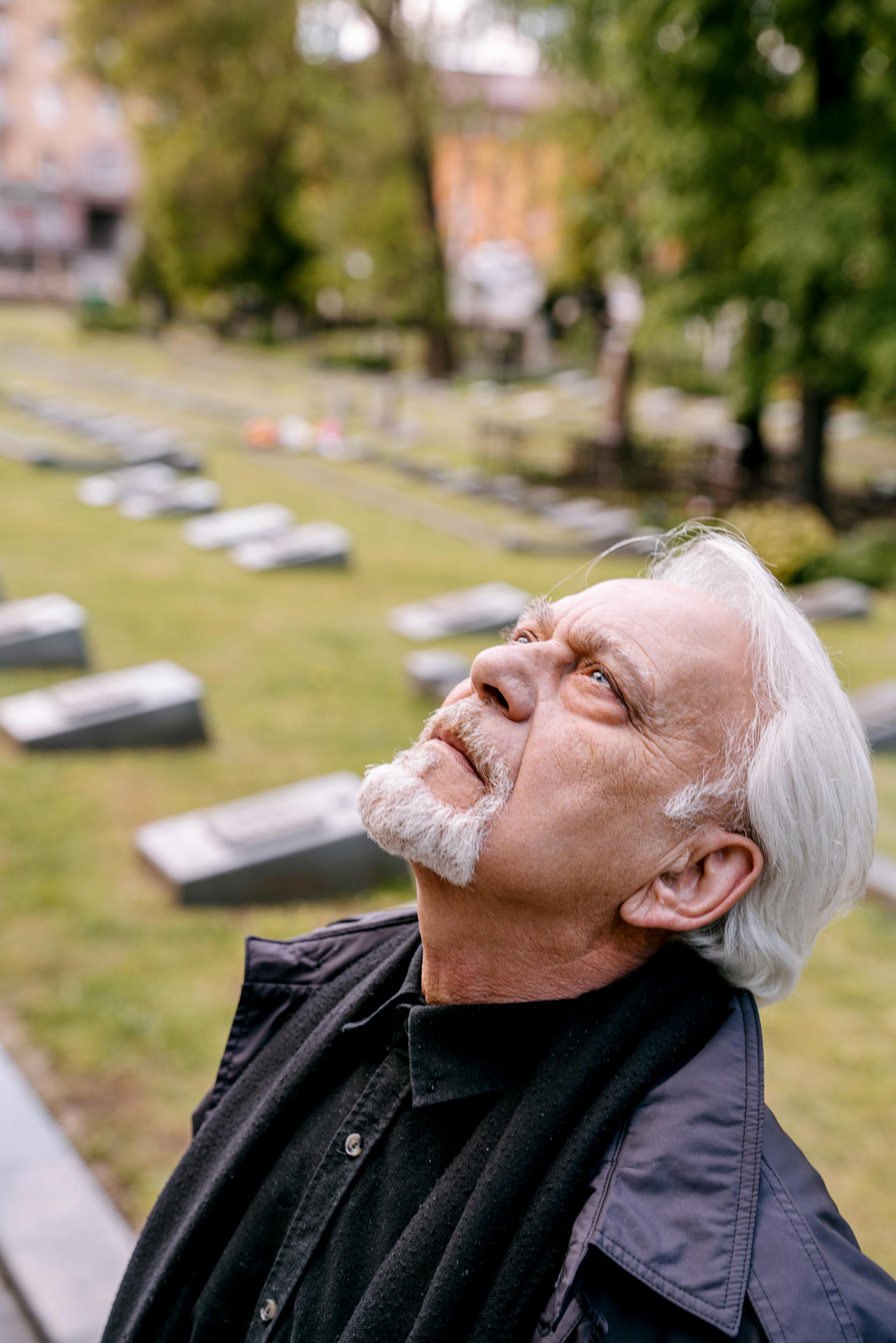 Ein älterer Mann auf einem Friedhof | Quelle: Pexels