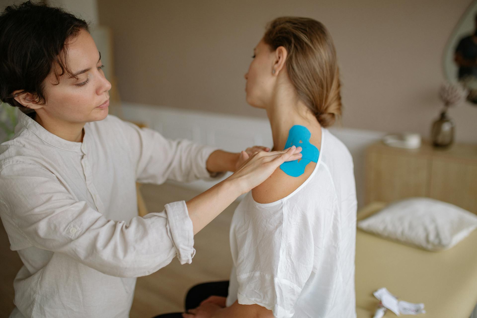 Eine Physiotherapeutin mit ihrem Kunden | Quelle: Pexels
