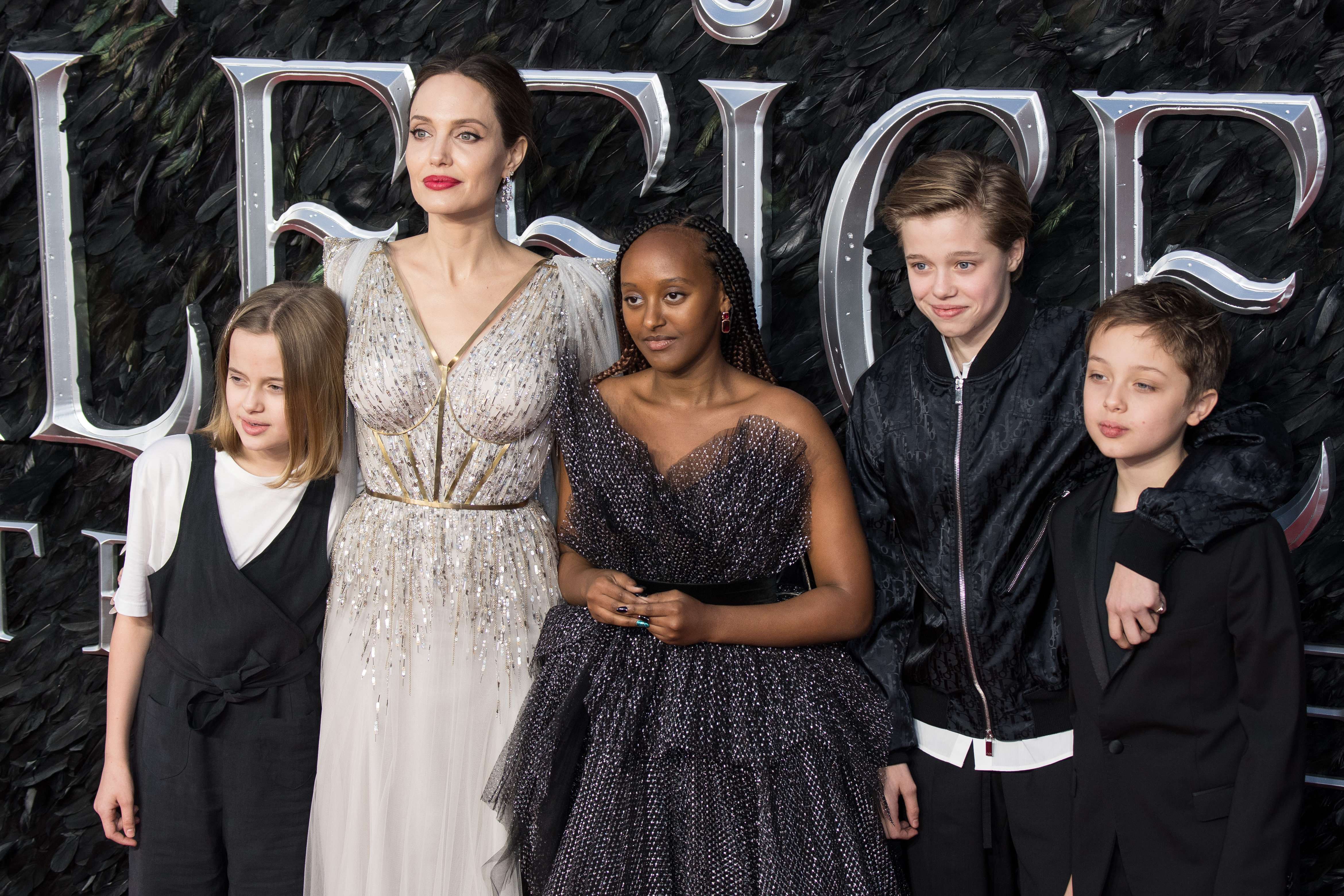 Vivienne, Angelina Jolie, Zahara, Shiloh und Knox Jolie-Pitt besuchen die Europapremiere von "Maleficent: Mistress of Evil" im Odeon IMAX Waterloo in London, England, am 9. Oktober 2019. | Quelle: Getty Images