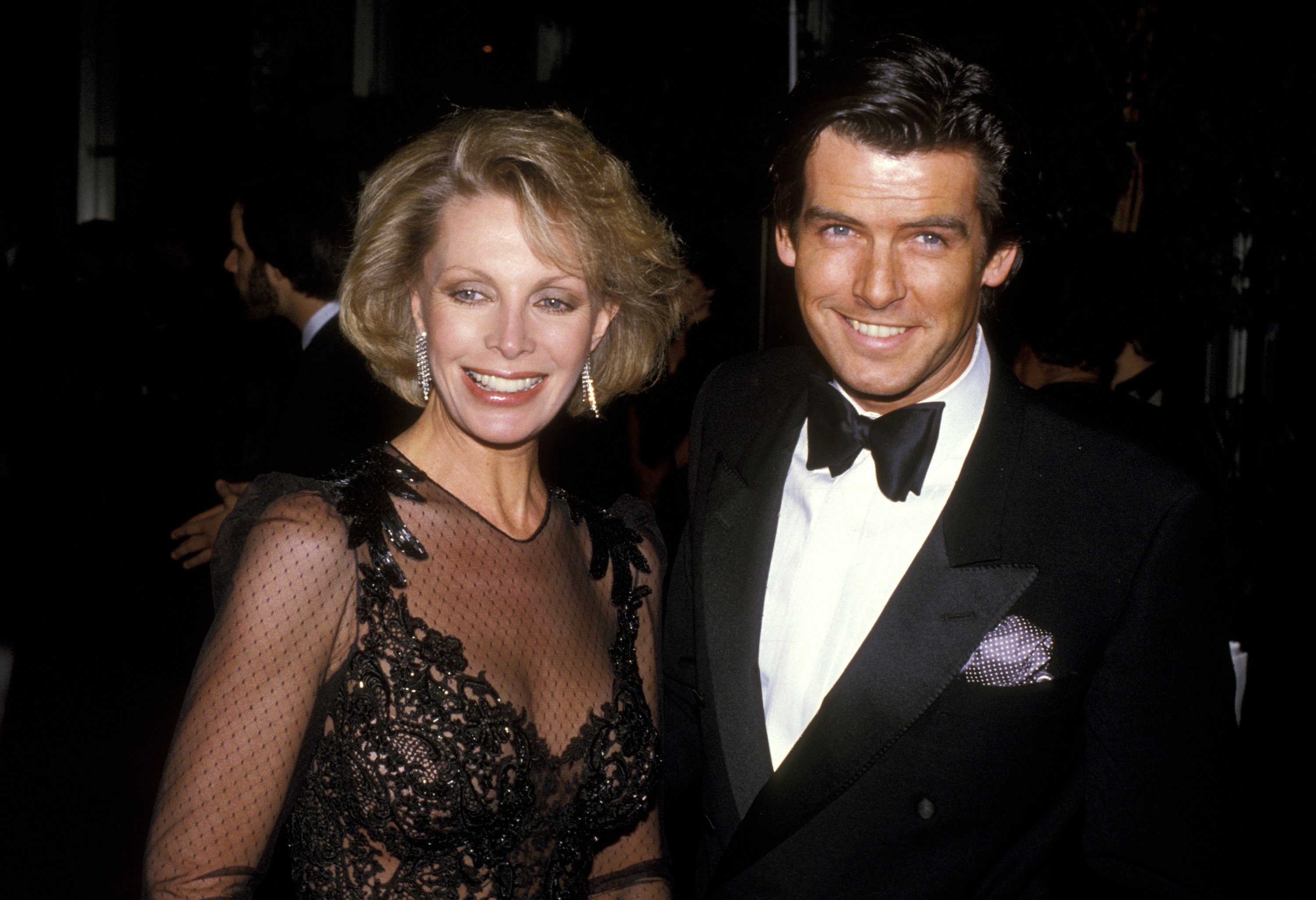 Pierce Brosnan und seine Frau Cassandra Harris bei der 42. Verleihung der Golden Globe Awards im Beverly Hilton Hotel in Beverly Hills, Kalifornien, USA. | Quelle: Getty Images