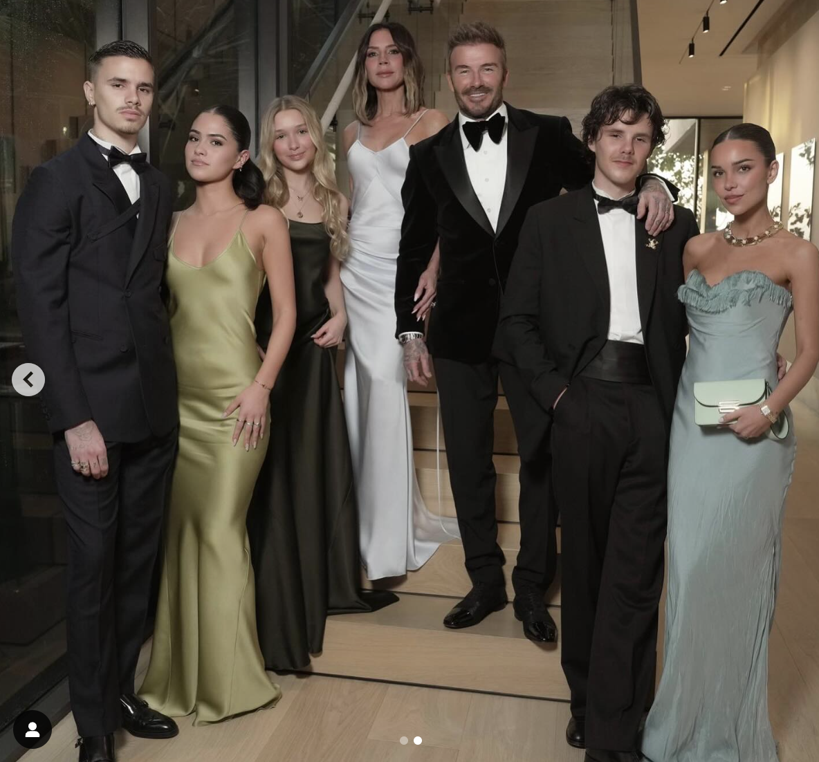 Brooklyn, Nicola, Harper, Victoria und David Beckham sind zusammen mit Kim Turnbull auf einem Foto vom 31. März 2025 zu sehen | Quelle: Instagram/romeobeckham