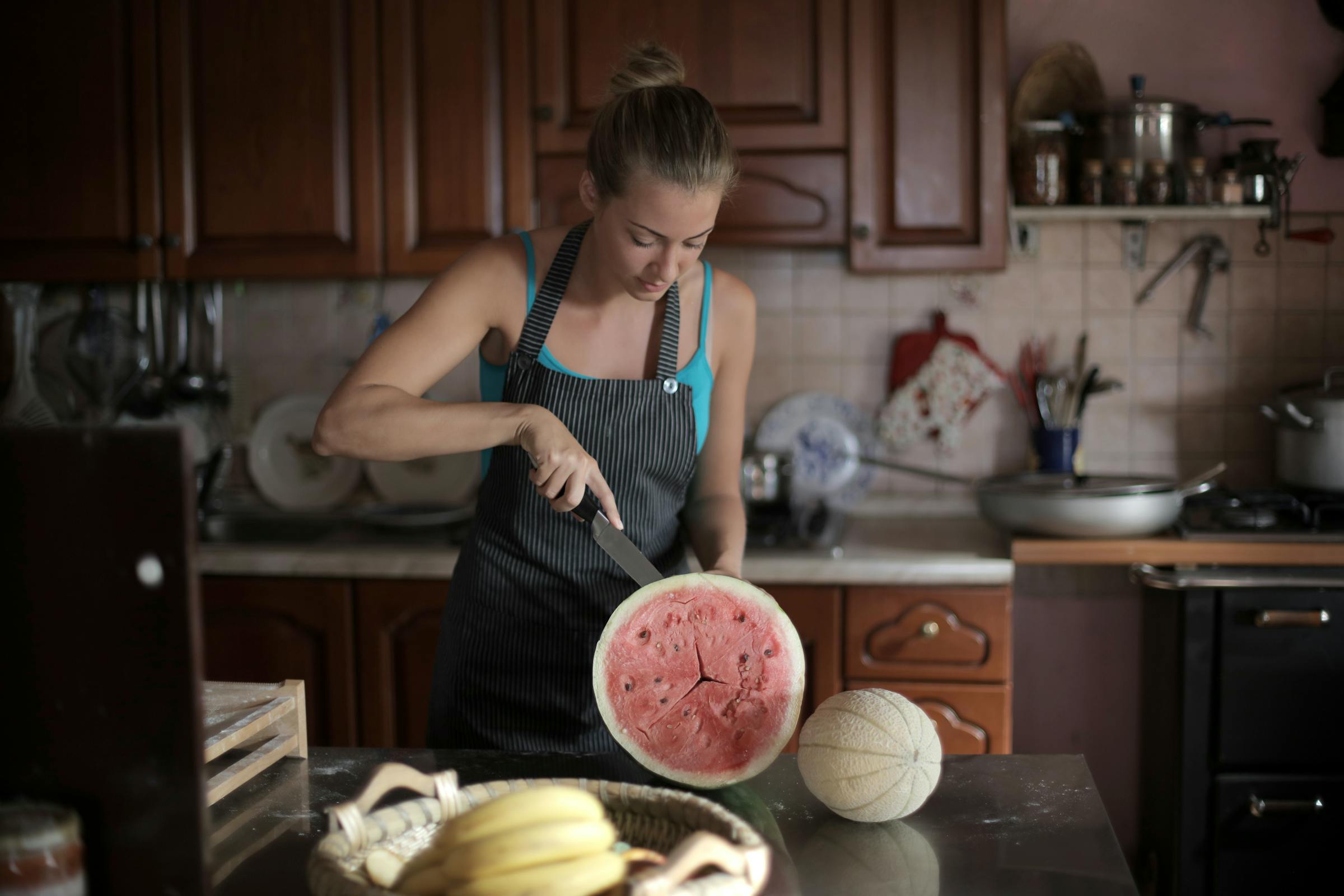 Frau beim Schneiden einer Wassermelone | Quelle: Pexels