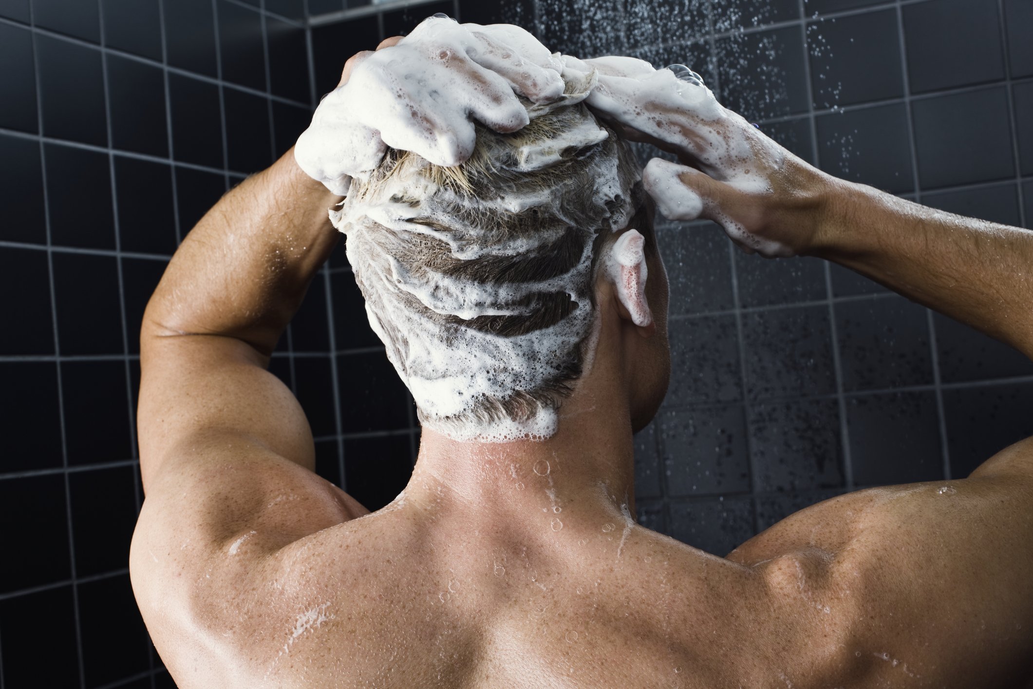 Mann duscht I Quelle: Getty Images