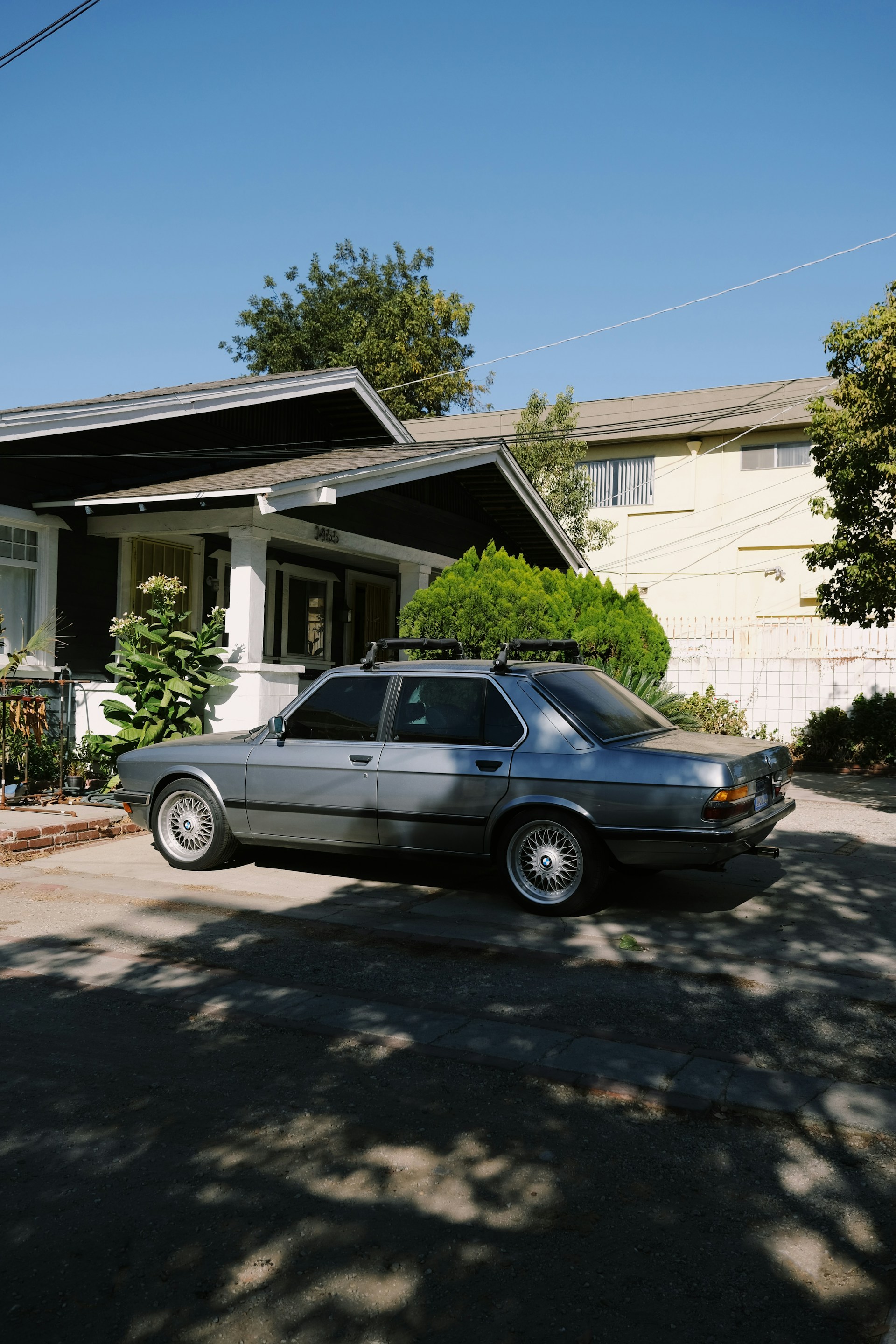 Ein Auto vor einem Haus | Quelle: Unsplash