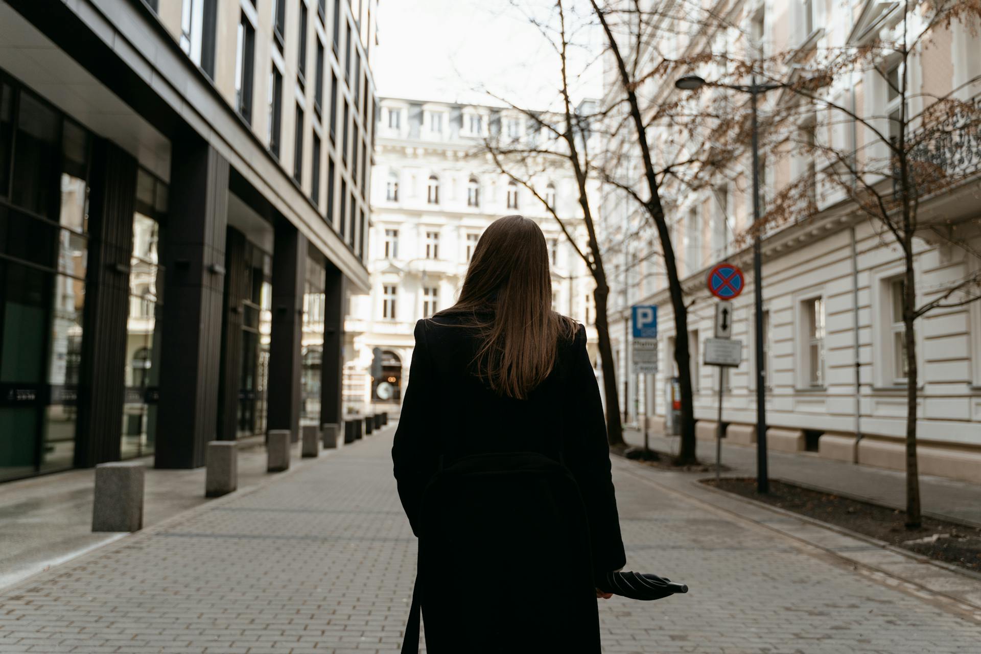 Uma mulher caminhando na rua | Fonte: Pexels