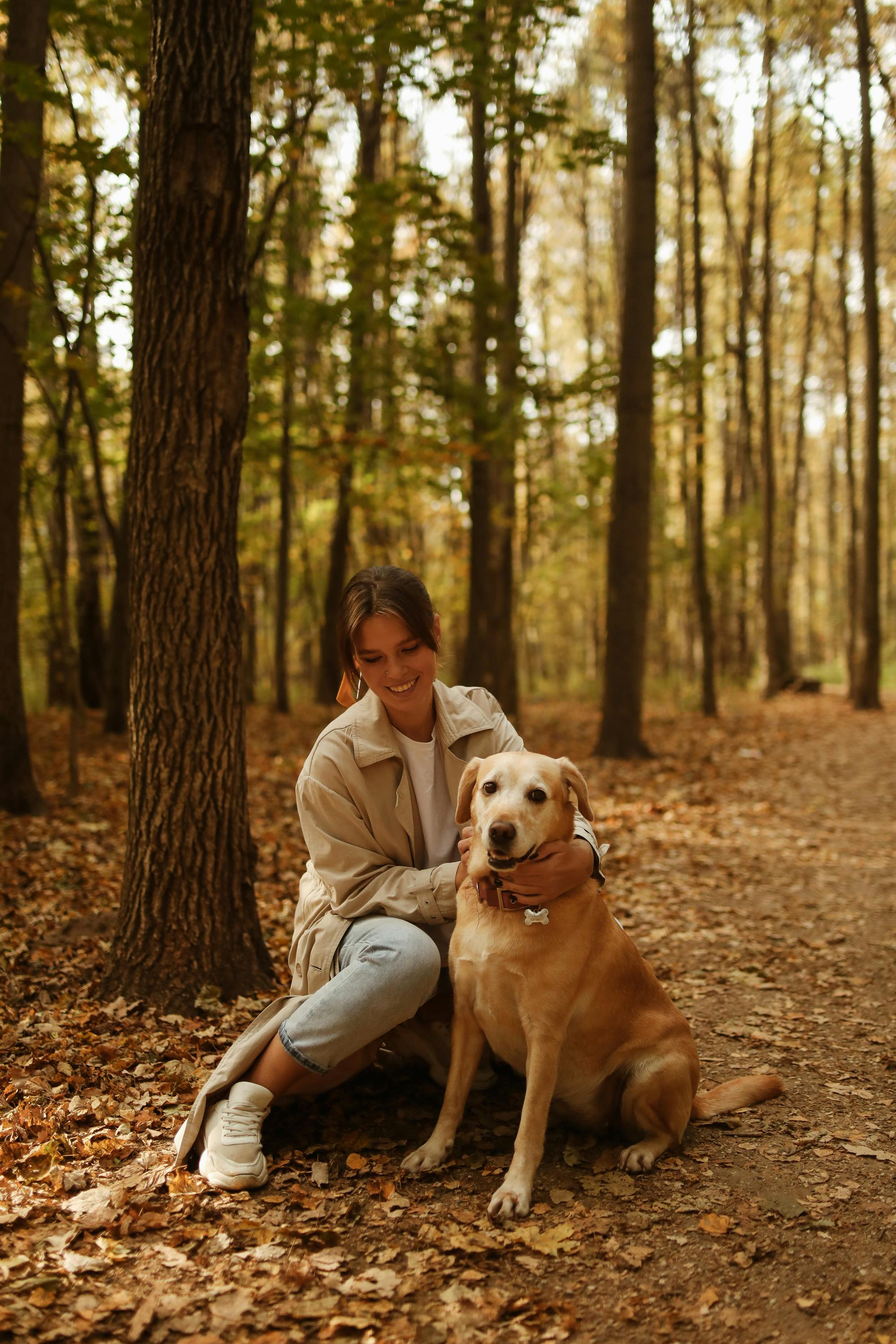 Eine lächelnde Frau mit ihrem Hund | Quelle: Pexels