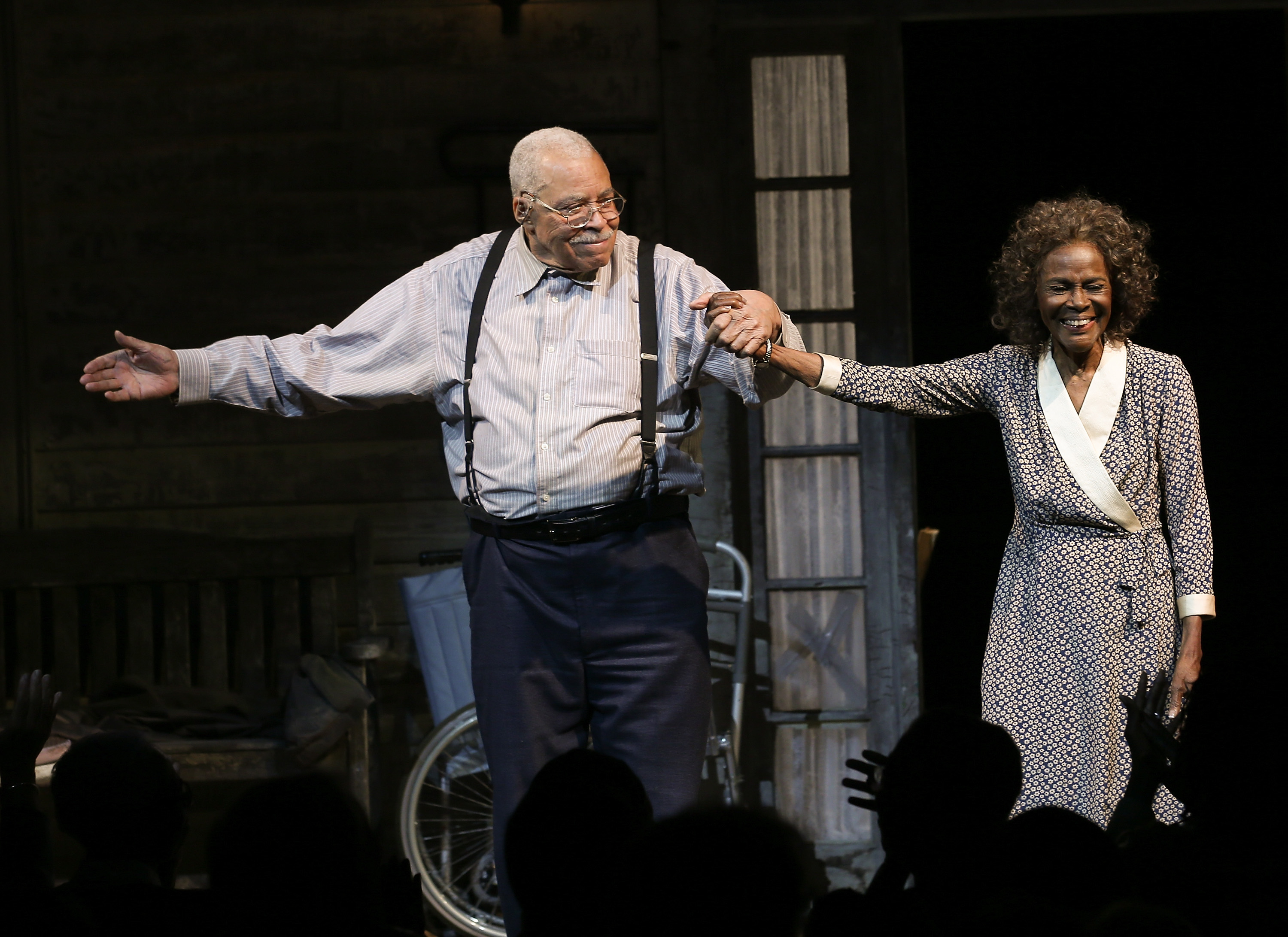 James Earl Jones und Cicely Tyson während des Vorhangs für die Broadway-Premiere von "The Gin Game" am 14. Oktober 2015 in New York City. | Quelle: Getty Images