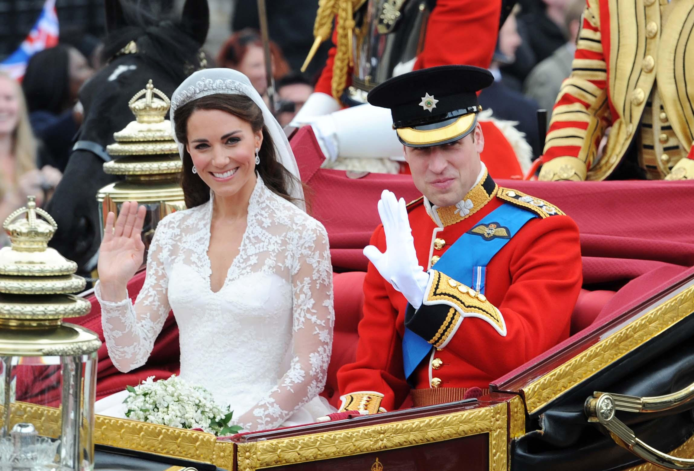 Catherine Middleton und Prinz William verlassen die Westminster Abbey in London, England, am 29. April 2011 | Quelle: Getty Images