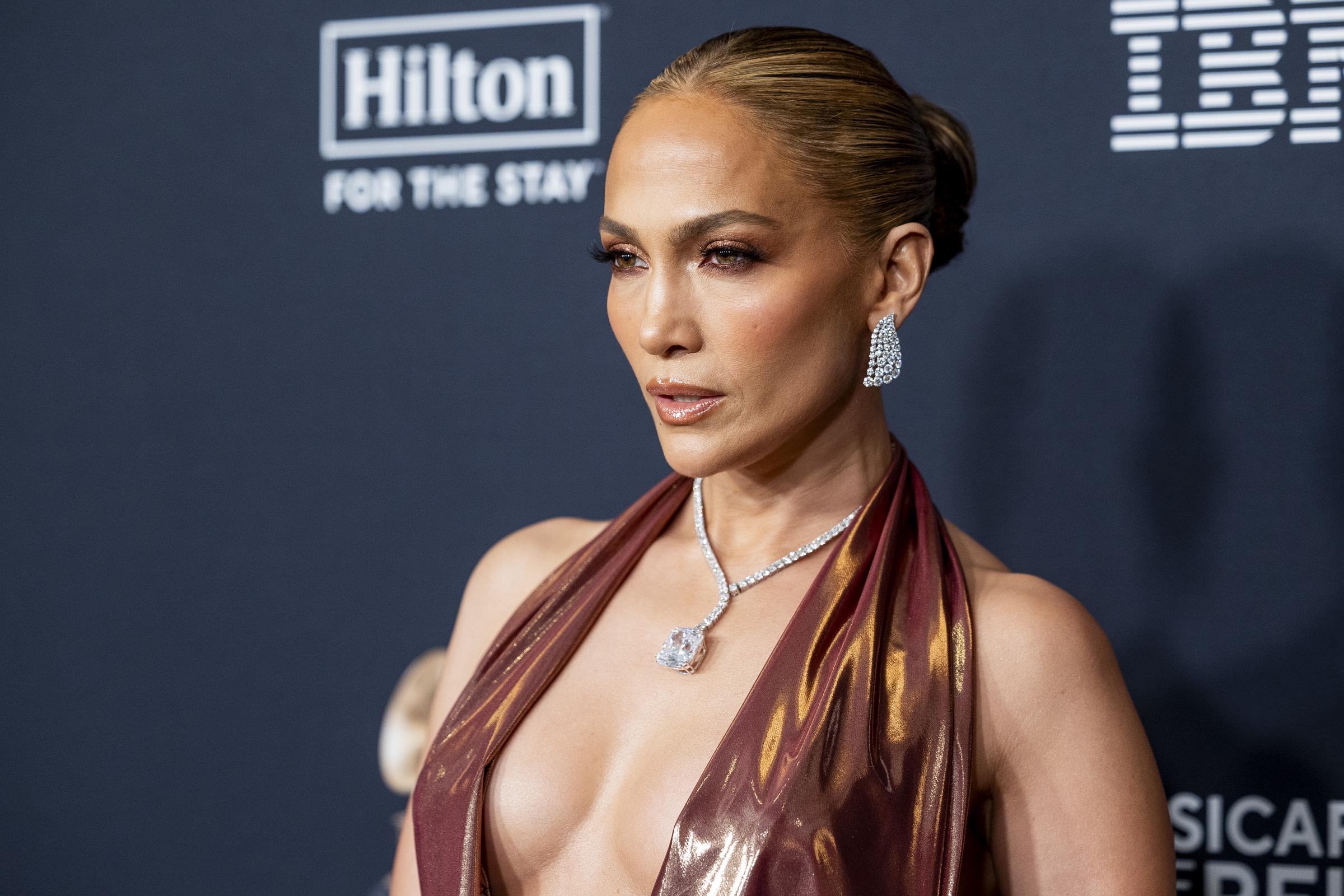 Jennifer Lopez posiert auf dem Teppich bei den Grammys. | Quelle: Getty Images