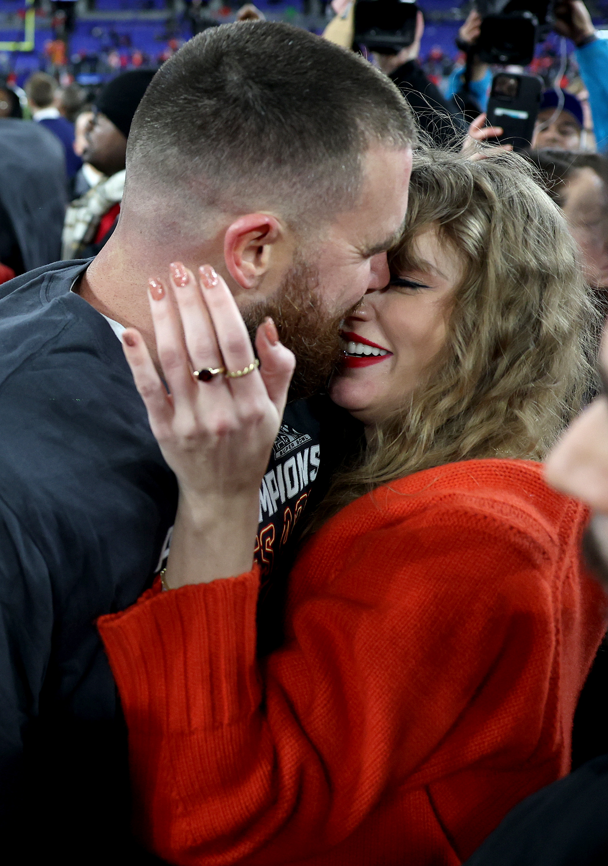 Travis Kelce feiert mit Taylor Swift nach einem 17:10-Sieg gegen die Baltimore Ravens im AFC Championship Game in Baltimore, Maryland, am 28. Januar 2024 | Quelle: Getty Images