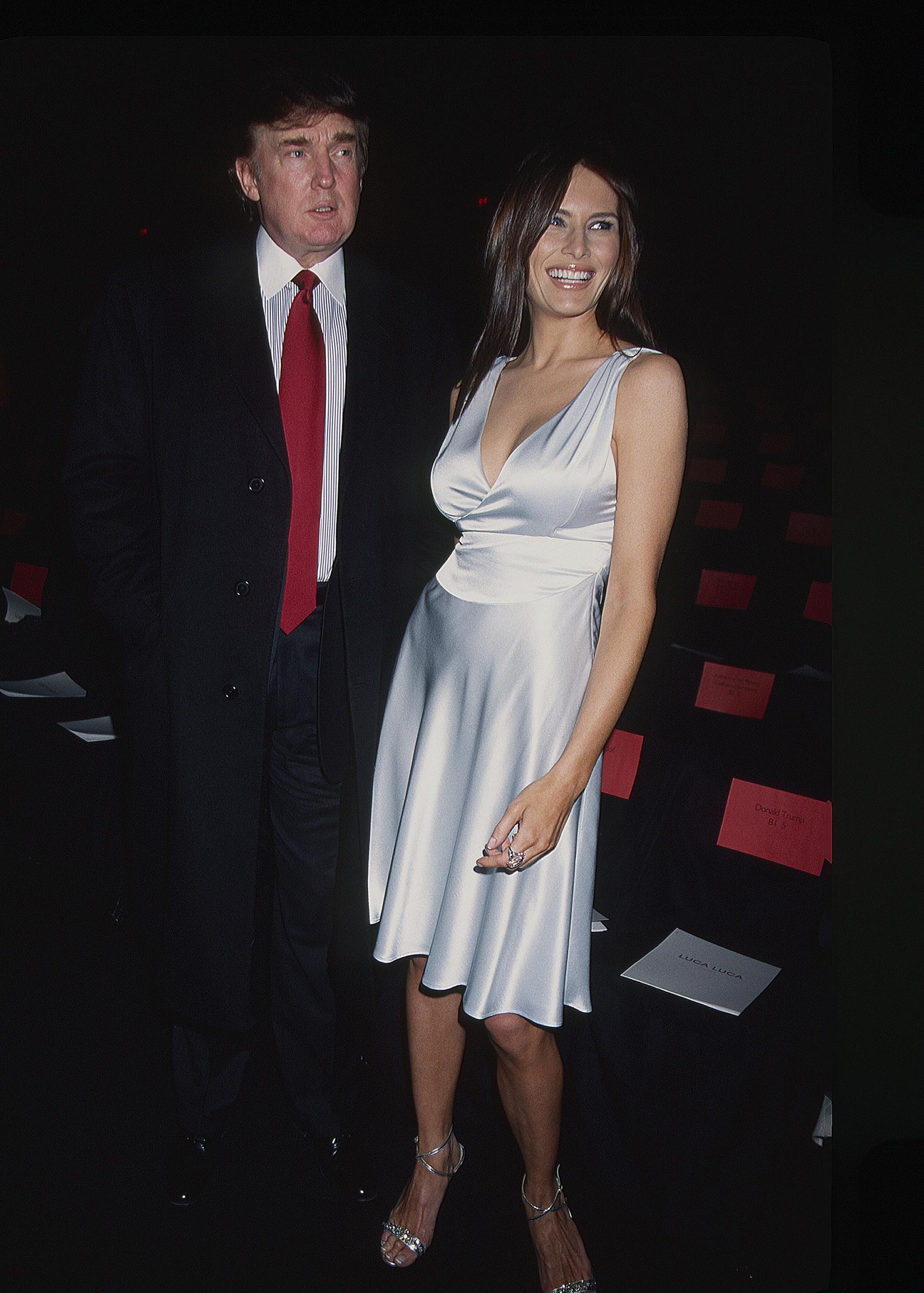 Donald und Melania Trump bei einer Marc Jacobs Modenschau in New York im Jahr 1998. | Quelle: Getty Images