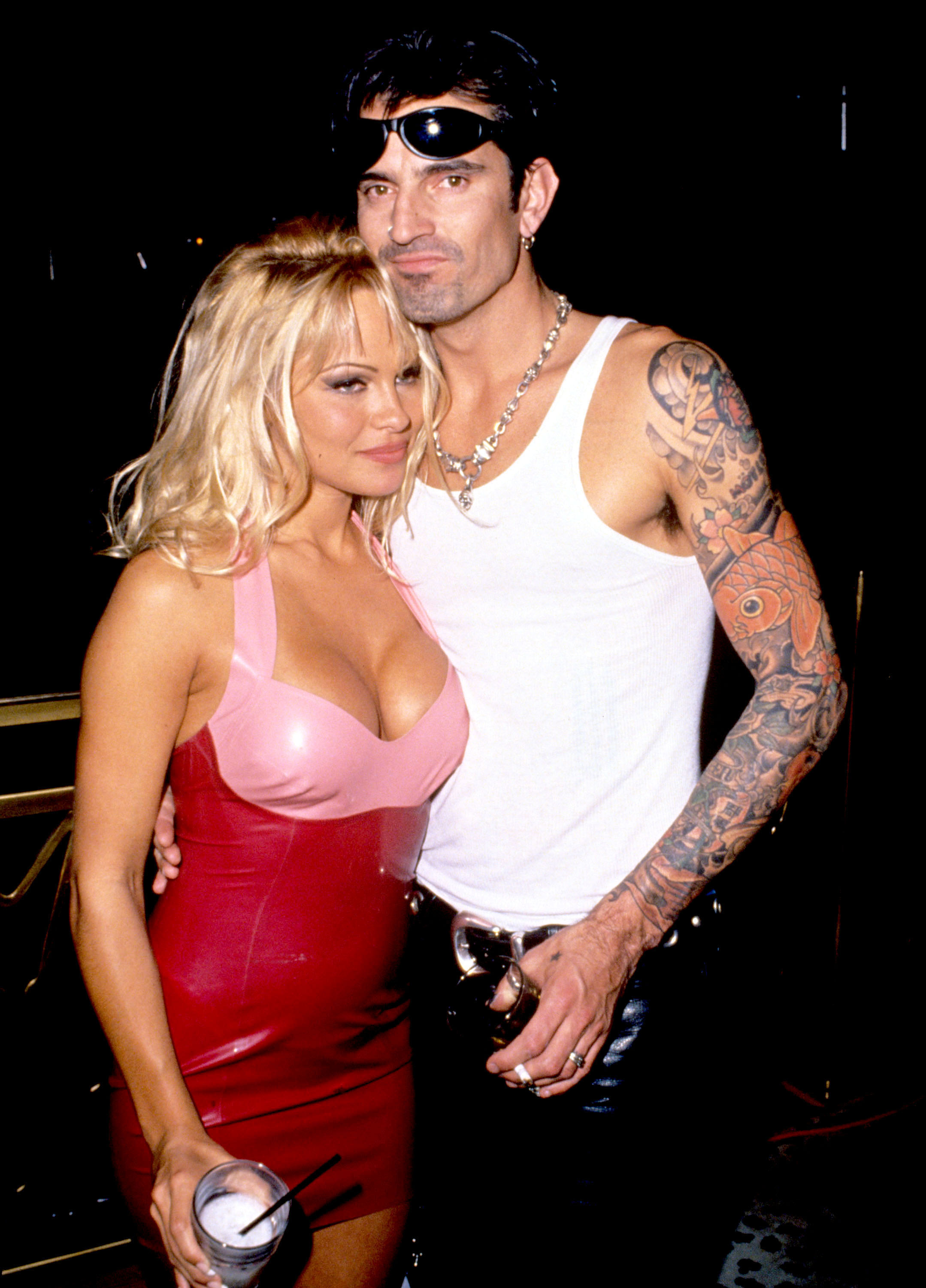 Pamela Anderson und Tommy Lee in Las Vegas, Nevada am 10. März 1995 | Quelle: Getty Images