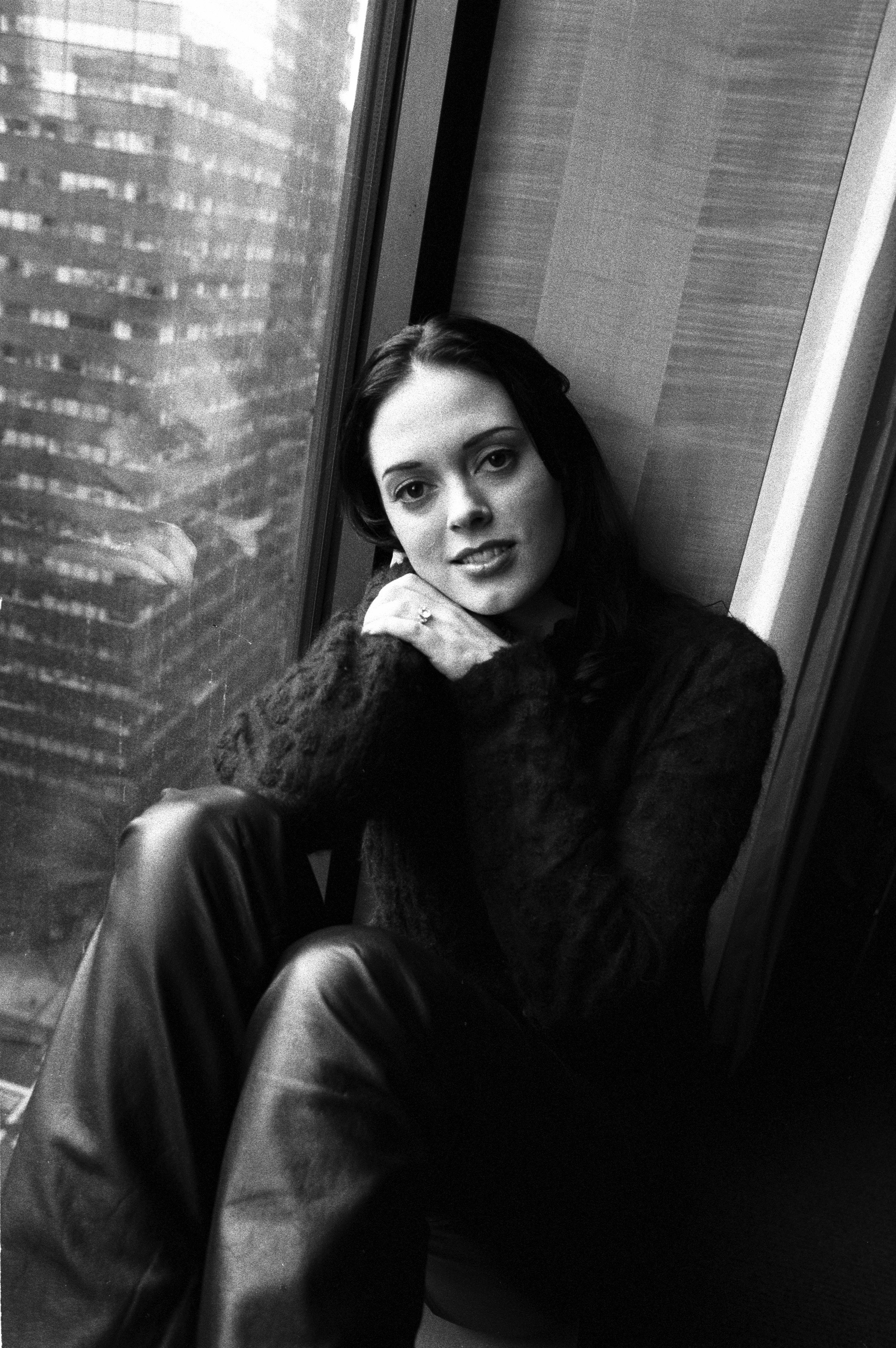 Rose McGowan posiert für ein Porträt in New York City im Februar 1999. | Quelle: Getty Images