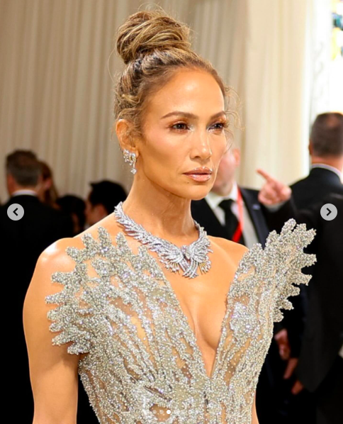 Jennifer Lopez posiert für ein Foto bei der Met Gala, gepostet am 7. Mai 2024 | Quelle: Instagram/jlo