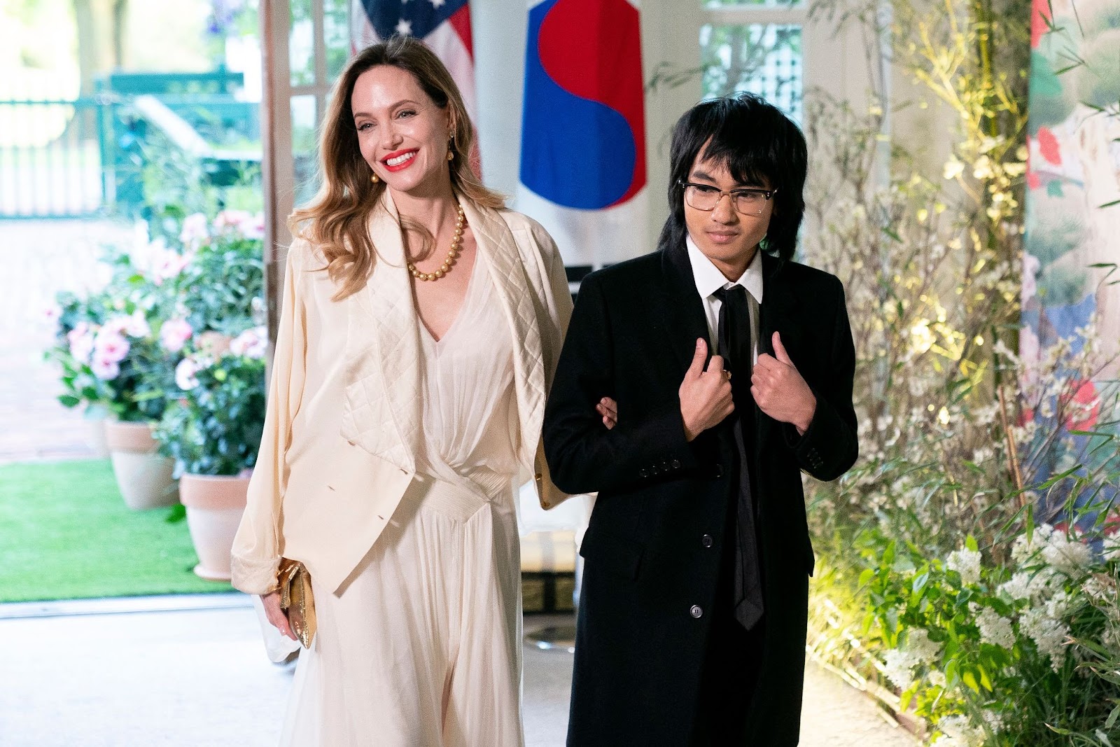 Angelina Jolie und Maddox kommen zum Staatsdinner zu Ehren des südkoreanischen Präsidenten Yoon Suk Yeol im Weißen Haus in Washington, DC, am 26. April 2023. | Quelle: Getty Images