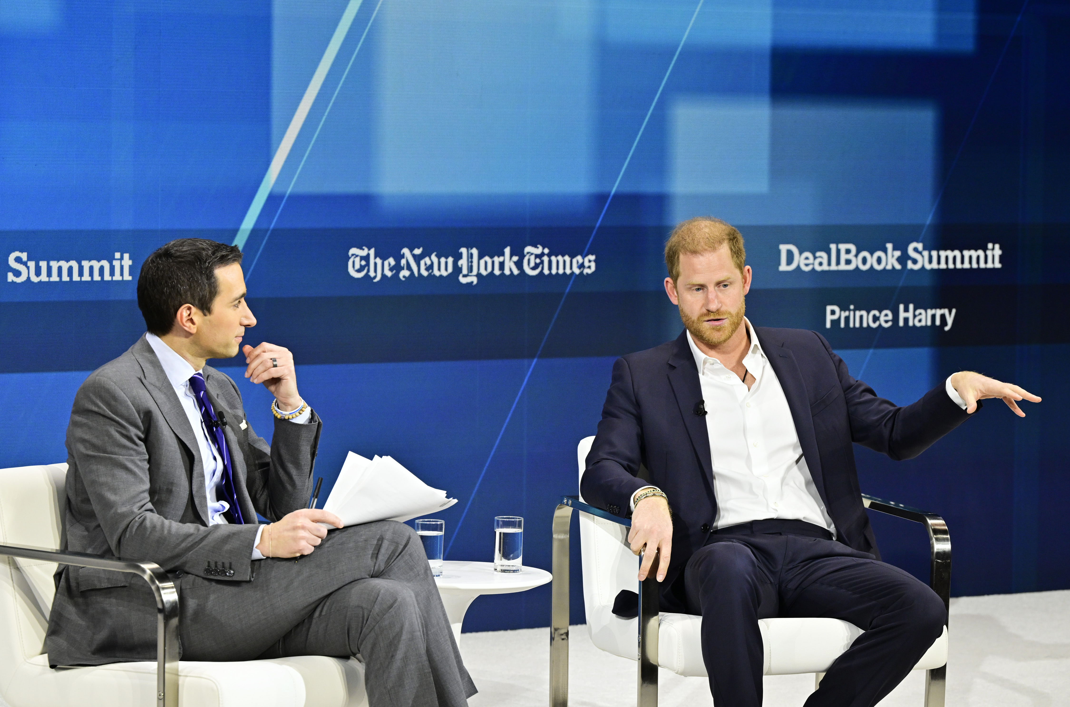 Andrew Ross Sorkin und Prinz Harry im Gespräch während des New York Times Dealbook Summit in New York City am 4. Dezember 2024 | Quelle: Getty Images