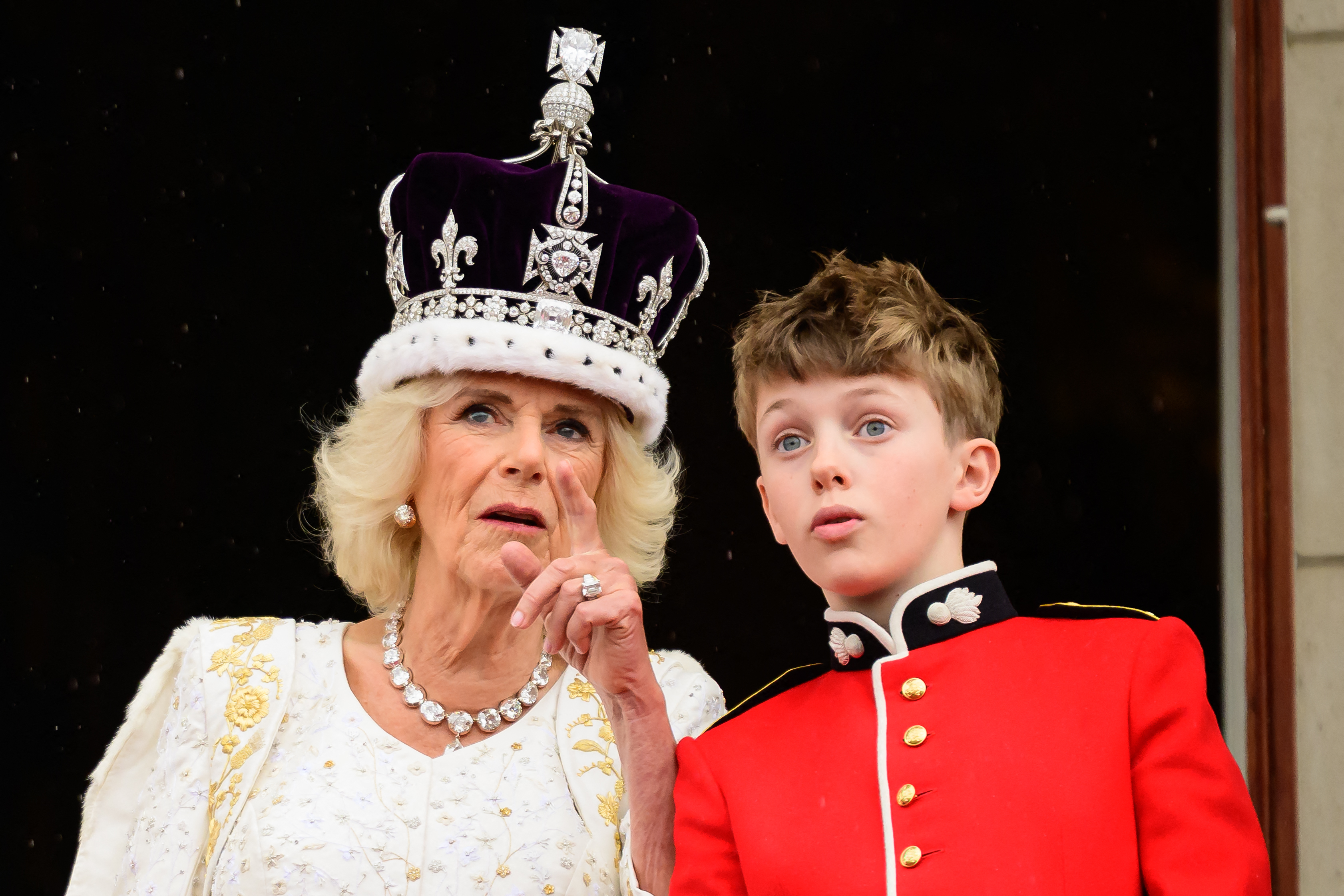 Königin Camilla und ihr Enkel Freddy Parker Bowles auf dem Balkon des Buckingham Palastes in London, nach ihrer Krönung am 6. Mai 2023. | Quelle: Getty Images