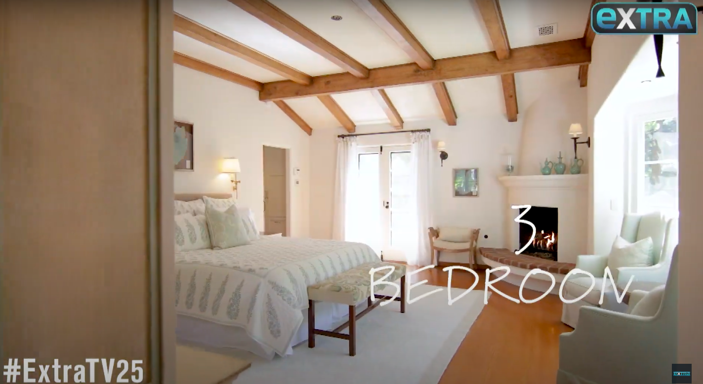 Ein Blick in eines der Schlafzimmer im Haupthaus von Jeff Bridges' ehemaligem Zuhause, gepostet am 17. August 2019 | Quelle: YouTube/extratv