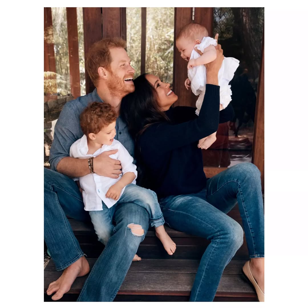 Meghan Markle und Prinz Harry mit ihren Kindern, Prinz Archie und Prinzessin Lilibet, aus einem Beitrag vom 23. Dezember 2021. | Quelle: Instagram/alexilubomirski