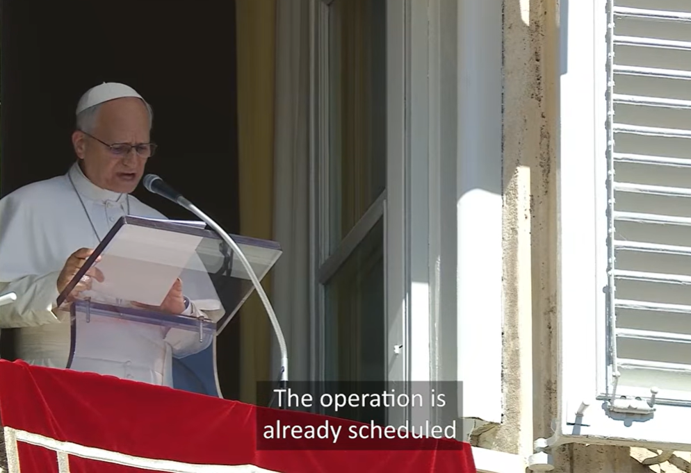 Papst Leo XIV. liest während seiner Angelus-Ansprache im Vatikan am 11. Oktober 2026 aus einem Dokument vor und gibt dabei bekannt, dass eine Operation zur Entfernung eines Lungenknotens angesetzt wurde. Vatikan-Sprecher Matteo Bruni sagte, der Eingriff sei für Anfang der Woche geplant, mit einer voraussichtlichen Genesungszeit von etwa einer Woche nach der Operation. | Quelle: YouTube/Vatican News – English