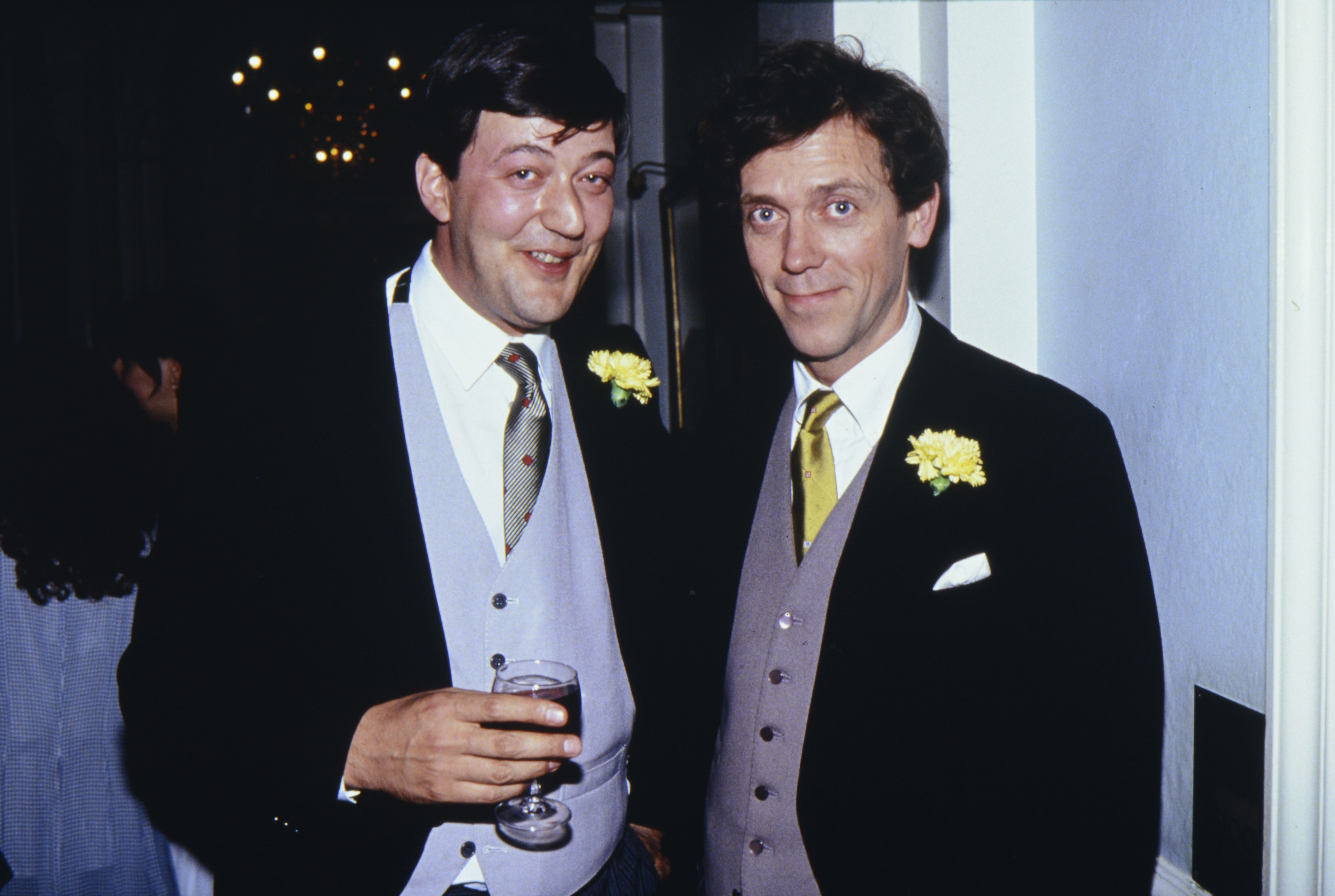 Stephen Fry und Hugh Laurie besuchen die britische Premiere von "Four Weddings and A Funeral" am 11. Mai 1994 am Leicester Square in London, England. | Quelle: Getty Images