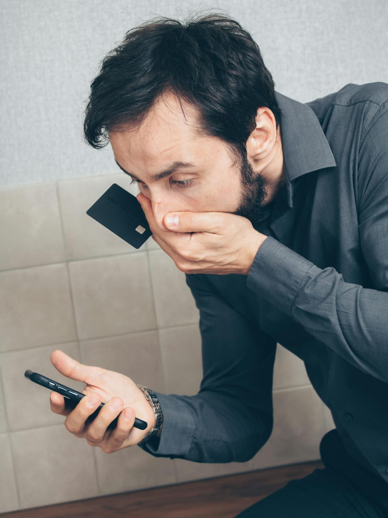 Ein fassungsloser Mann schaut auf sein Telefon | Quelle: Pexels