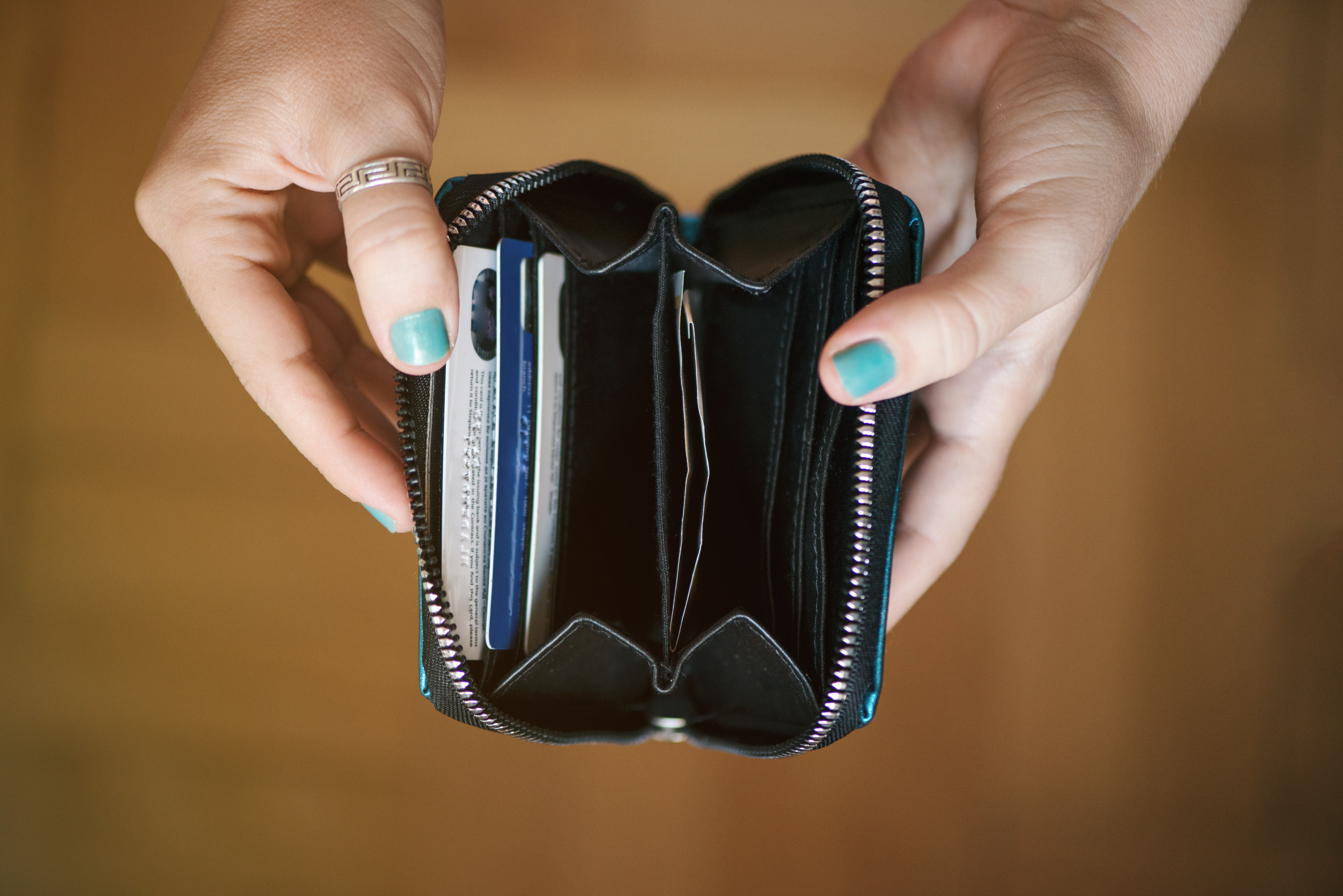 Eine Frau hält eine leere Brieftasche | Quelle: Shutterstock