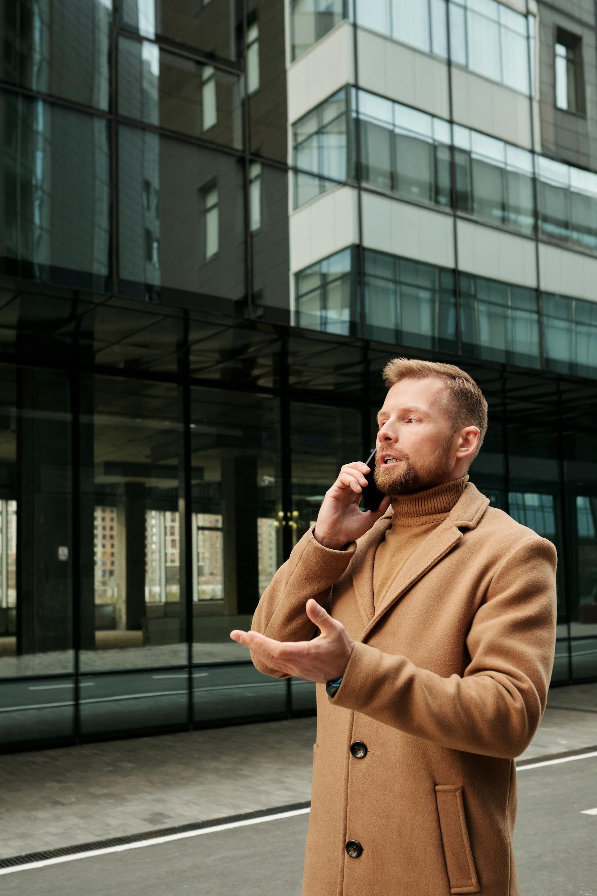 Ein Mann spricht am Telefon | Quelle: Pexels