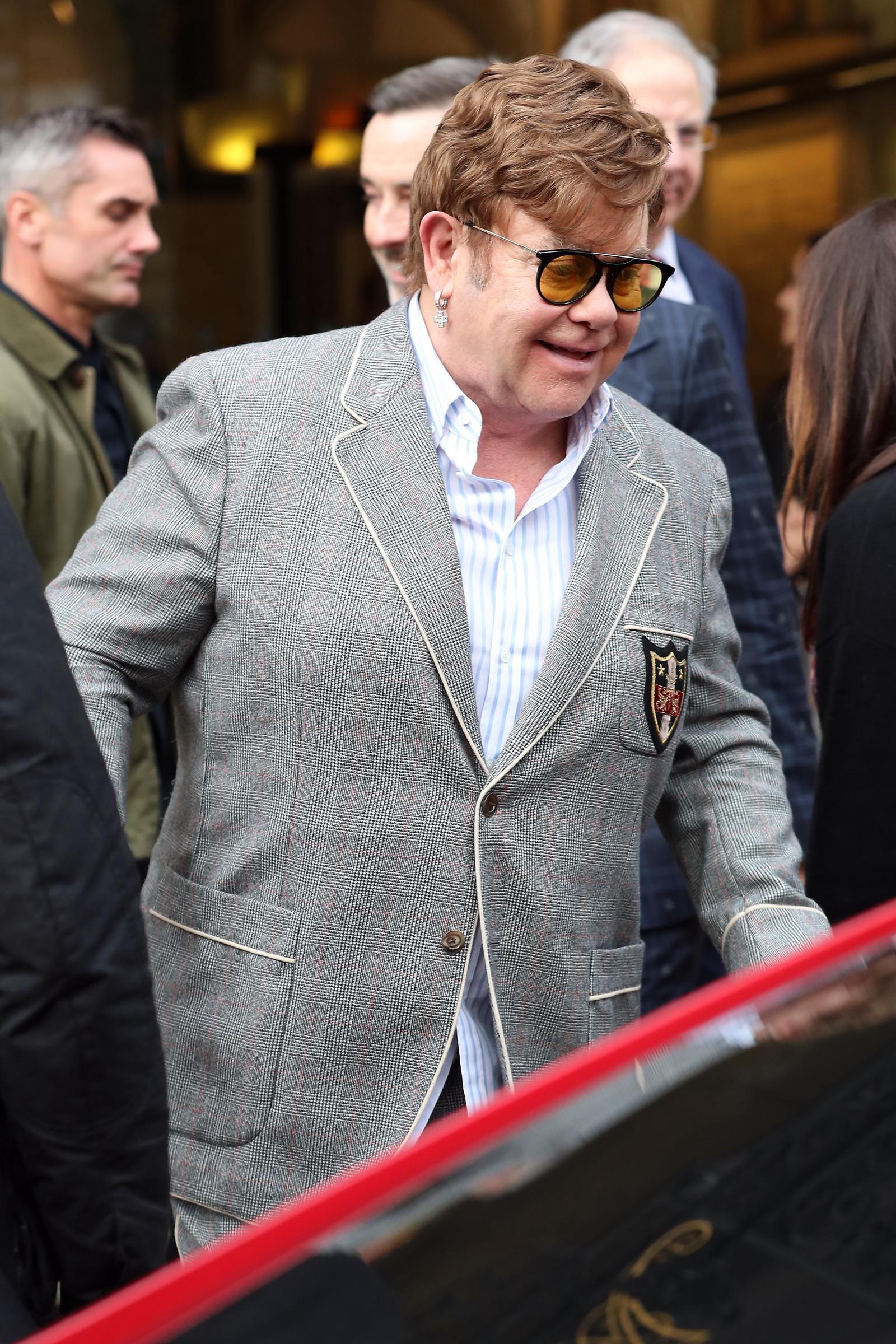 Elton John verlässt am 19. November 2019 die Royal Academy of Music in London, England. | Quelle: Getty Images
