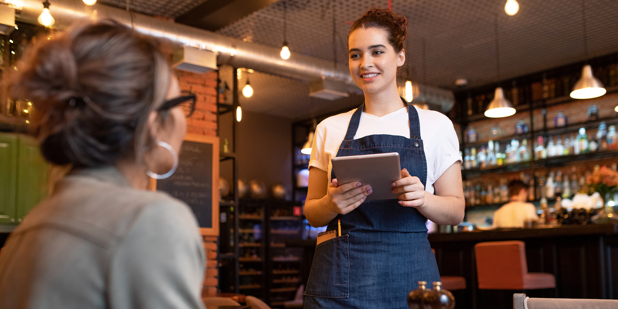 Eine Kellnerin in einem Cafe | Quelle: Shutterstock