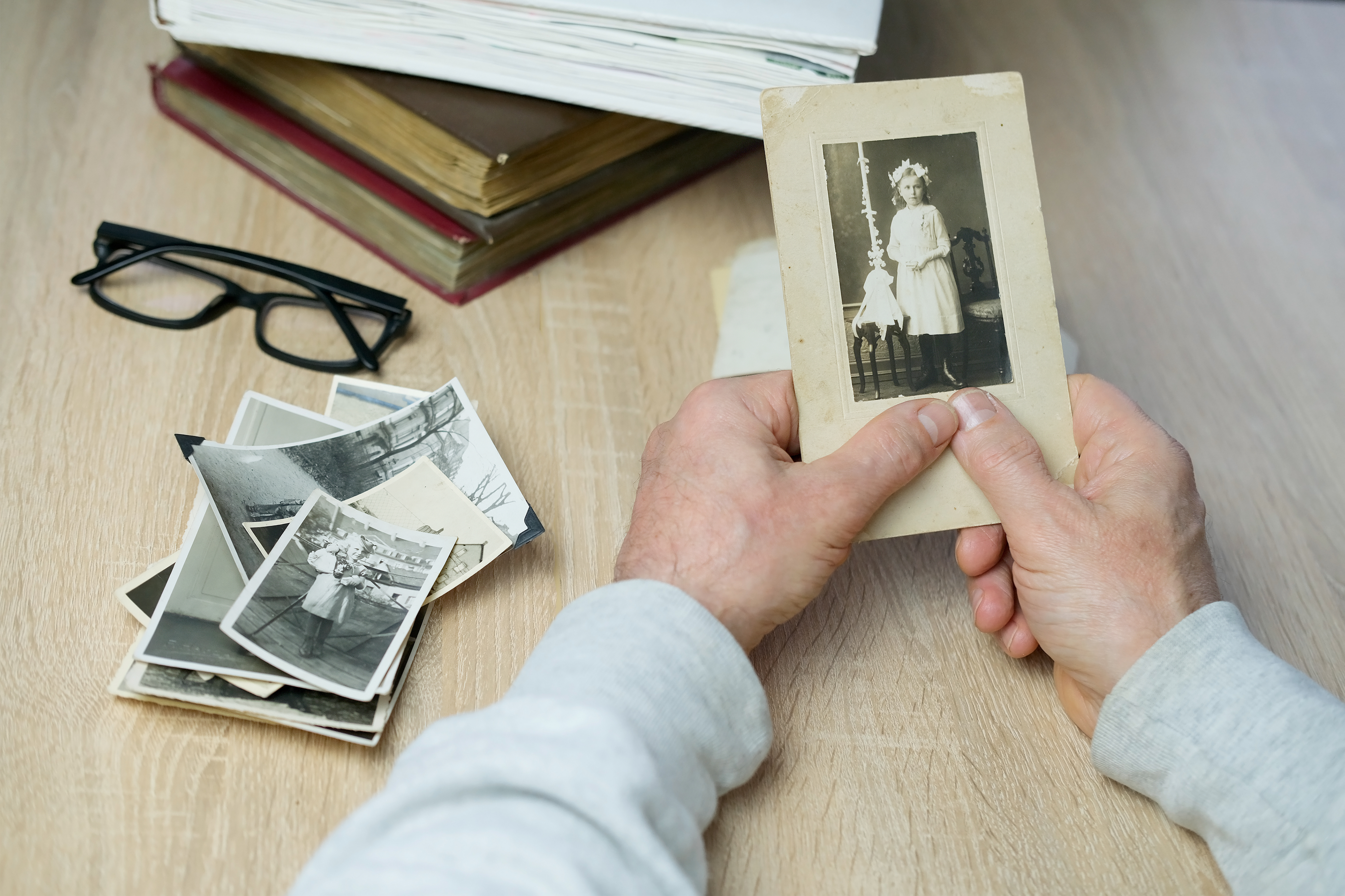 Eine Person hält ein altes Vintage-Foto in der Hand | Quelle: Shutterstock