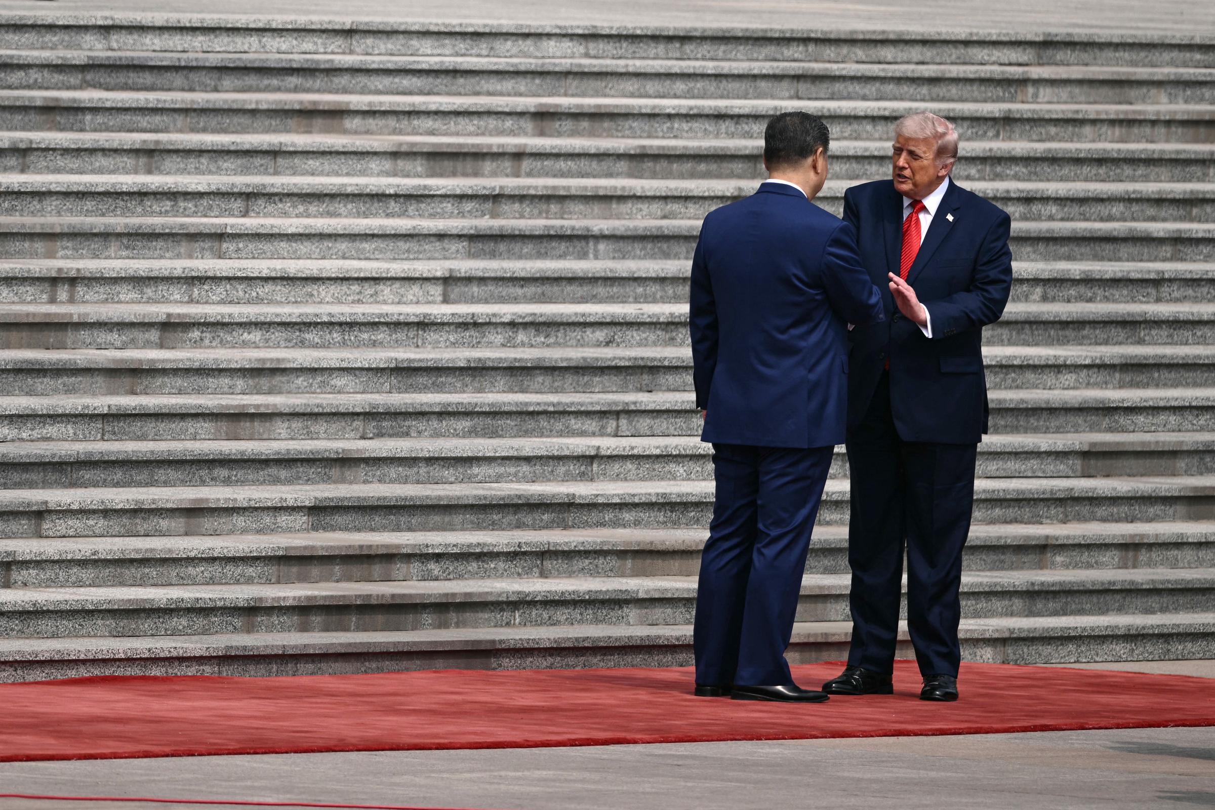 Präsident Donald Trump beugt sich vor, als er am 14. Mai 2026 in Peking, China, Präsident Xi Jinping die Hand schüttelt. | Quelle: Getty Images