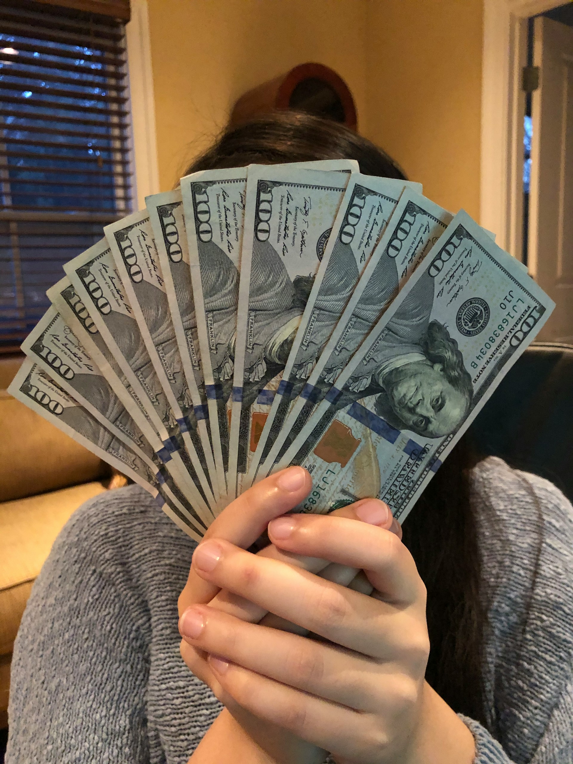Eine Frau mit Geld in der Hand | Quelle: Unsplash