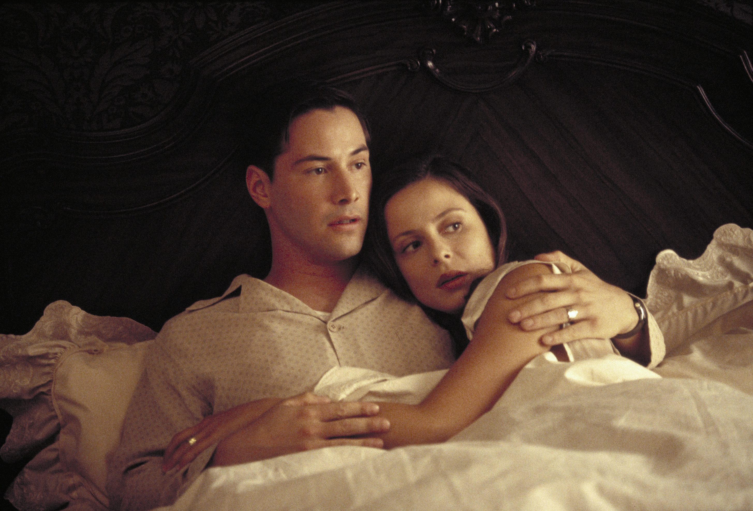 Keanu Reeves spielt mit Aitana Sanchez-Gijon in dem Film "A Walk in the Clouds" (1995) | Quelle: Getty Images